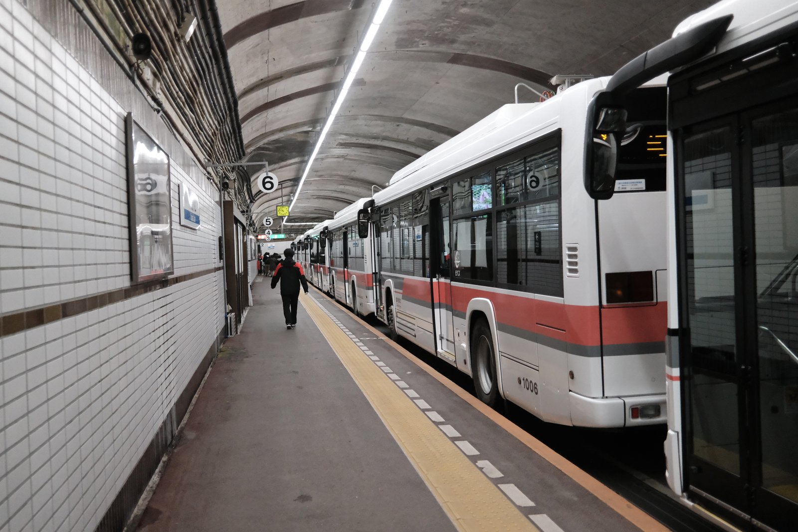 รถบัสไฟฟ้าคันเด็นทันเนะรุในอุโมงค์ใต้ภูเขา
