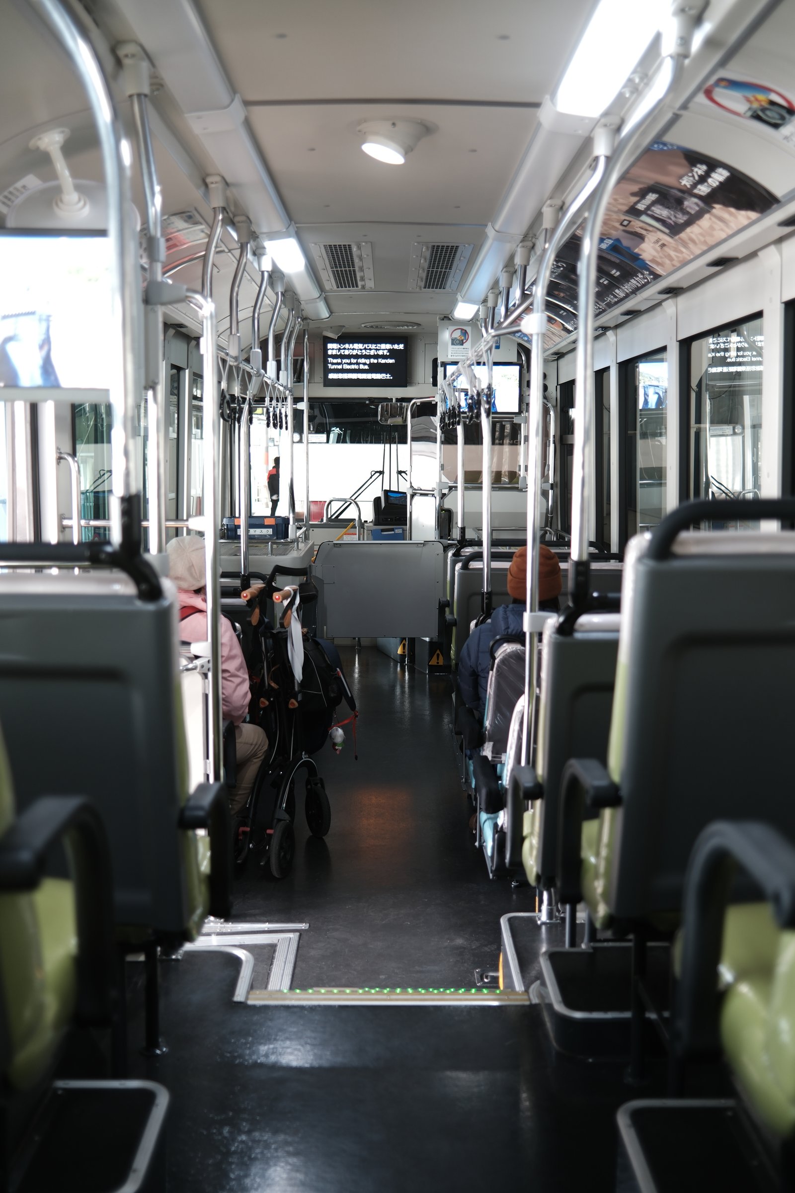 ภายในรถบัสไฟฟ้า ที่นั่งสีสันสดใส