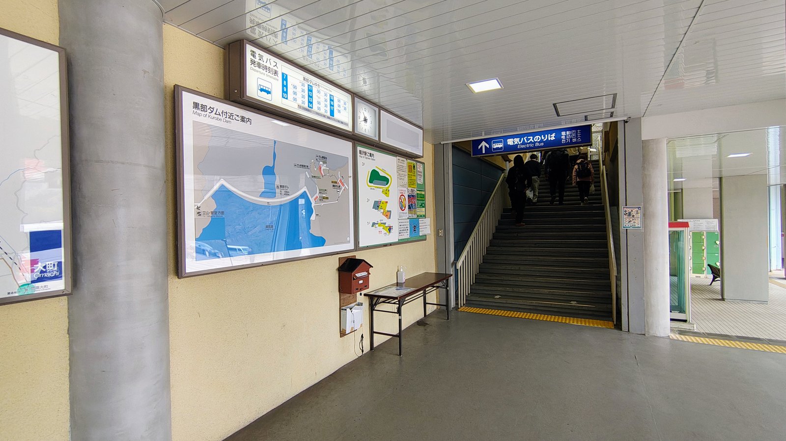 แผนที่ในสถานีโอกิซาวะ「黒部ダム付近ご案内 / Map of Kurobe Dam」 ภาษาญี่ปุ่นและอังกฤษ
