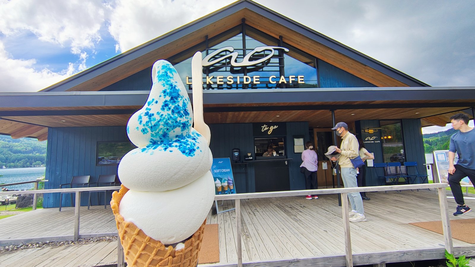 ซอฟต์ครีมโรยเกลือสีฟ้าหวานเค็มที่ ao LAKESIDE CAFE ชูกับฉากร้านและทะเลสาบ