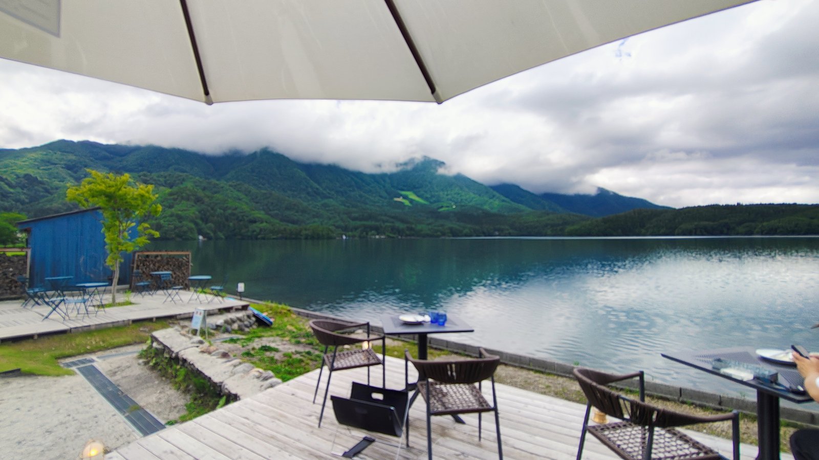 เทอเรซ ao LAKESIDE CAFE ริมทะเลสาบอาโอกิ วิวเทือกเขาแอลป์เหนือ
