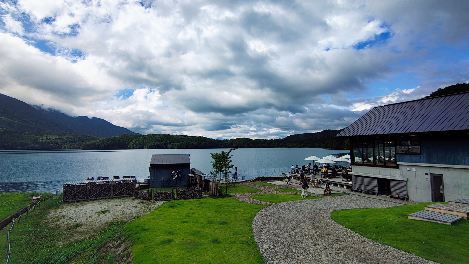 สนามหญ้าริมทะเลสาบอาโอกิที่ ao LAKESIDE CAFE มีลูกค้าพาน้องหมามาด้วย