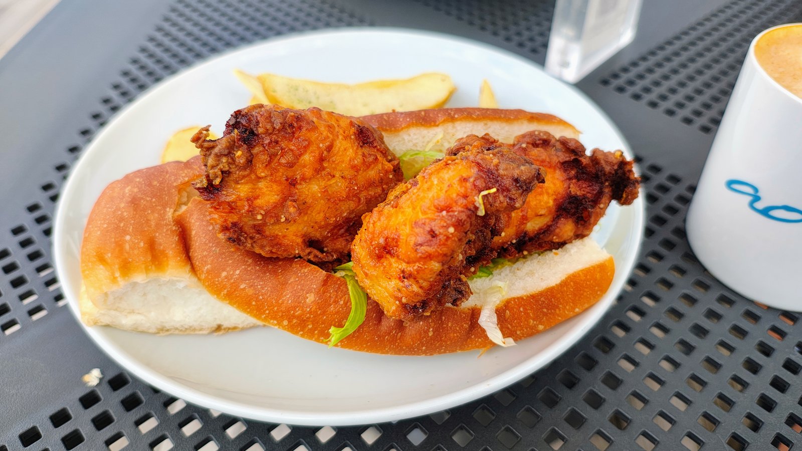 ไก่ทอดกรอบที่ ao LAKESIDE CAFE