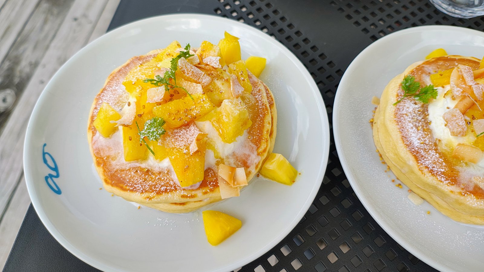 แพนเค้กราดผลไม้ที่ ao LAKESIDE CAFE