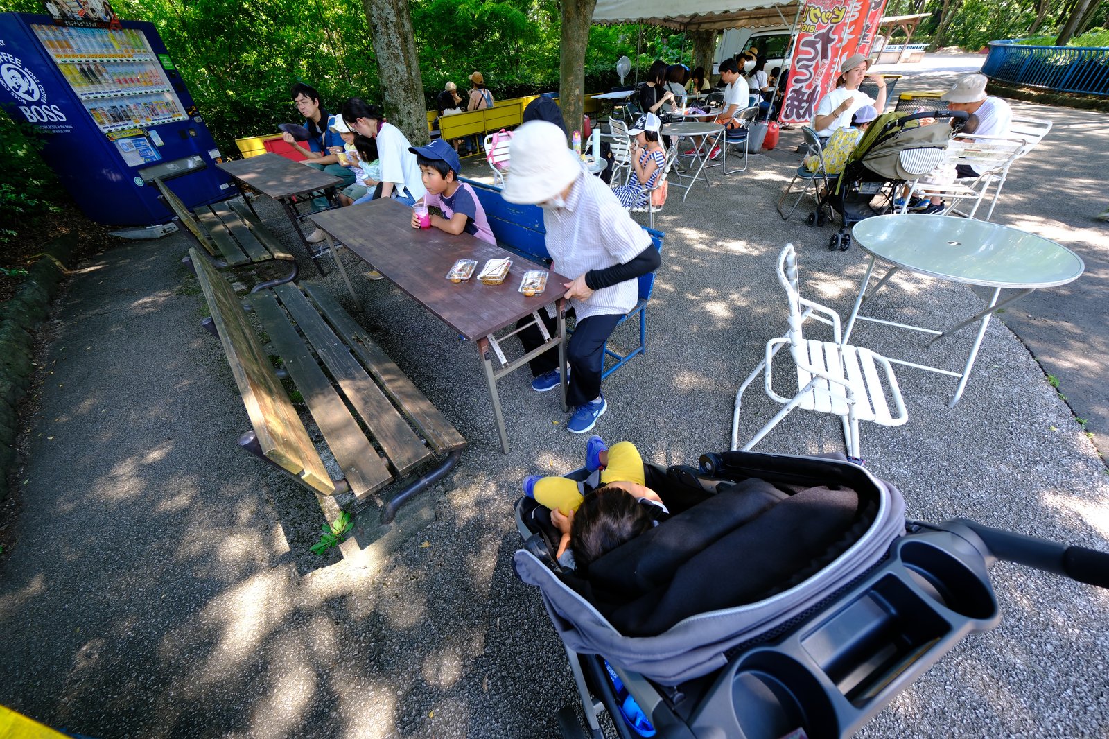 พื้นที่พักผ่อนทานเบนโตะที่ Chausuyama มีโต๊ะไม้ ตู้กดน้ำ
