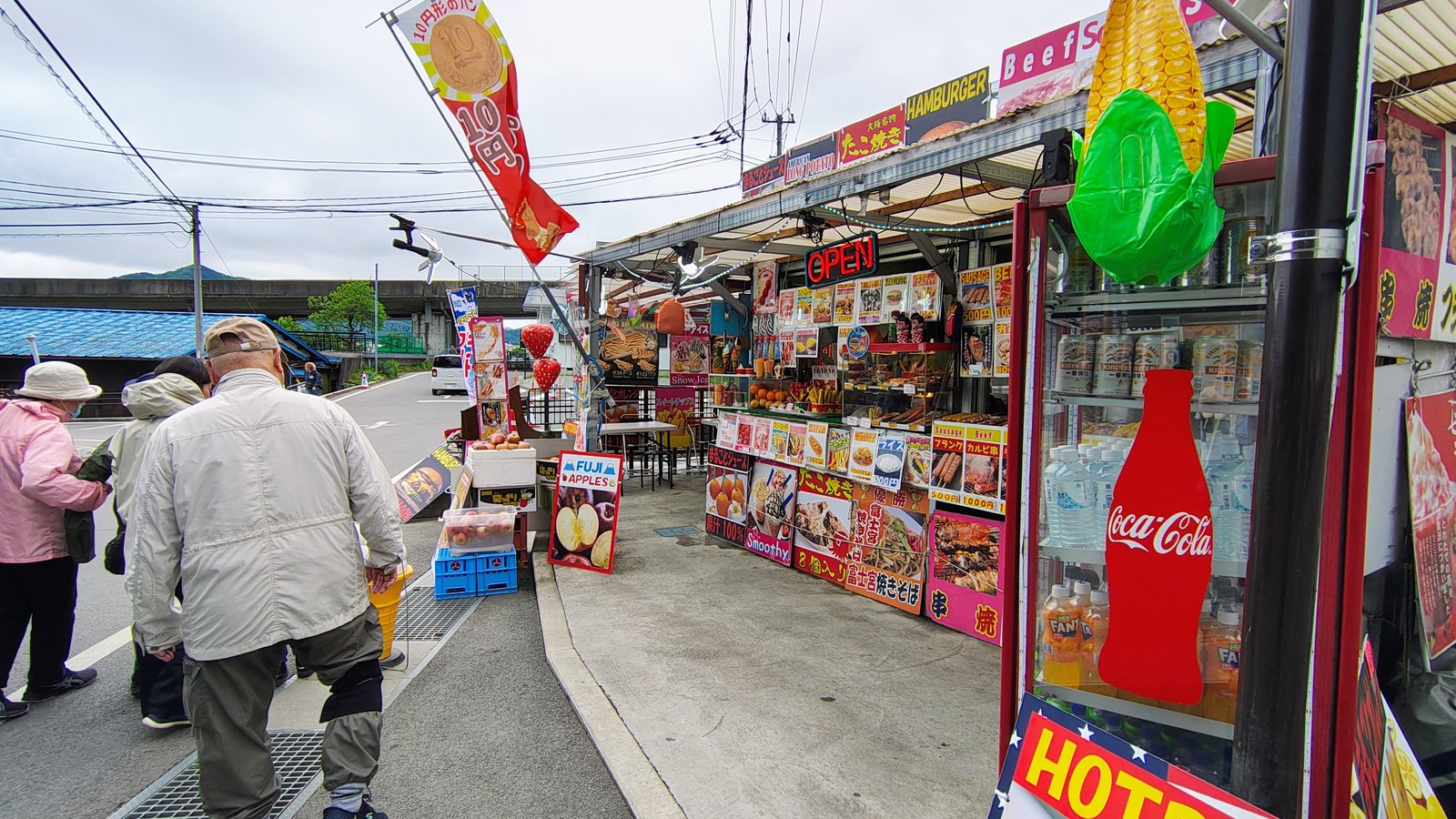 ถนนทางเข้าและร้านค้าบริเวณเจดีย์ชูเรโต