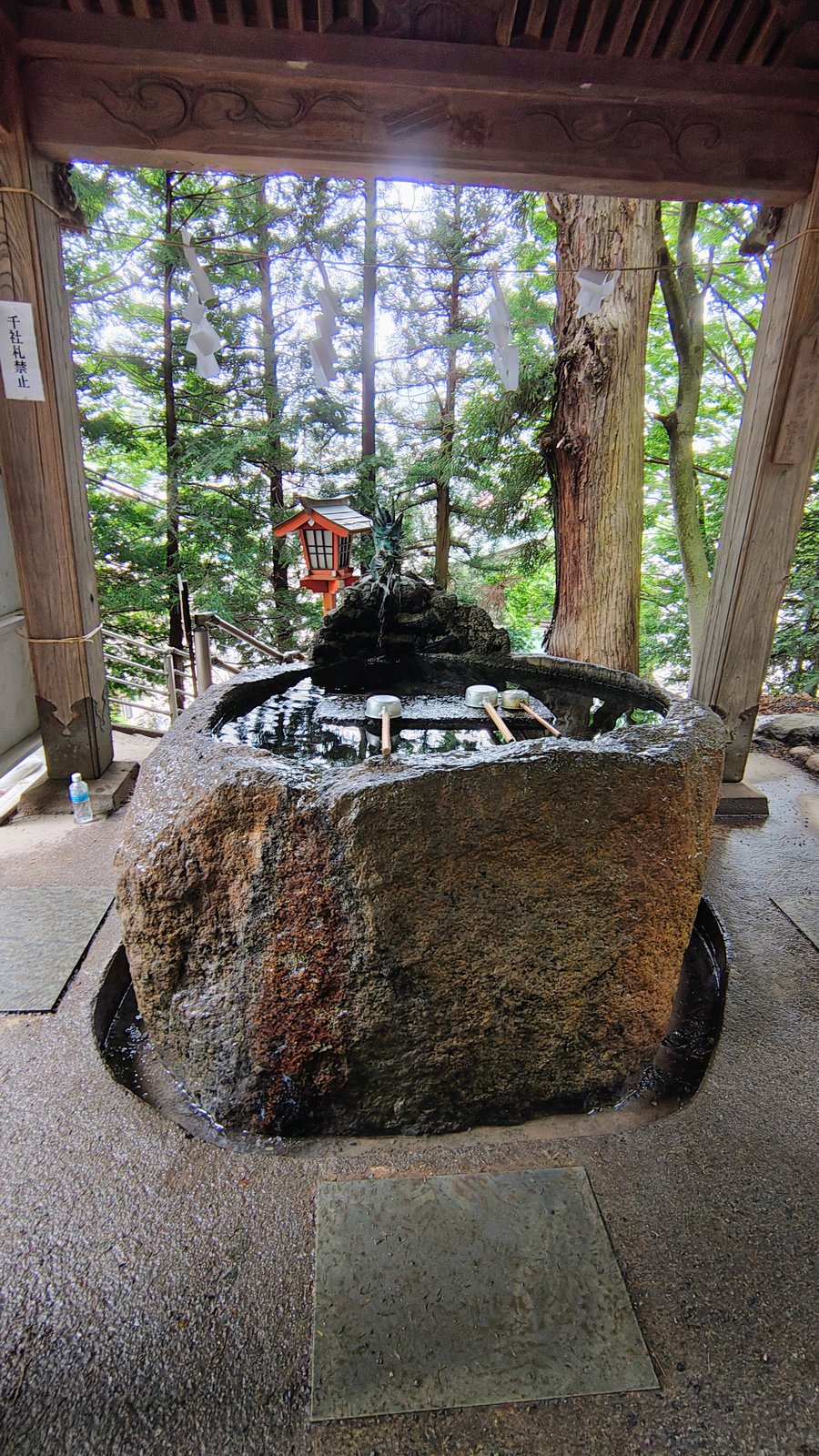 ที่ล้างมือ (Chozuya) บริเวณศาลเจ้าก่อนขึ้นเจดีย์ชูเรโต
