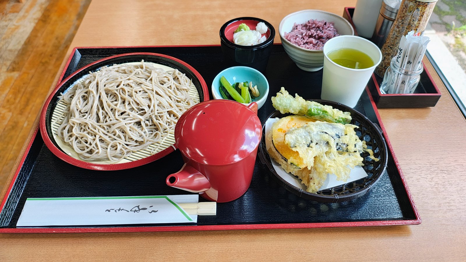 เซ็ตโซบะเย็น (ざるそば) พร้อมเทมปุระ ร้านอาหารแถบฮาคุบะ