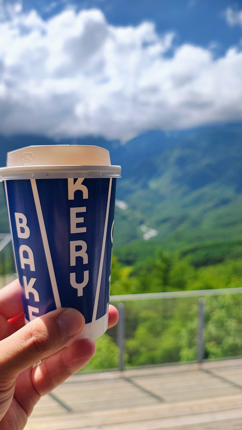 กาแฟ THE CITY BAKERY กับหุบเขาสีเขียว — จิบตรงขอบเทอเรซ