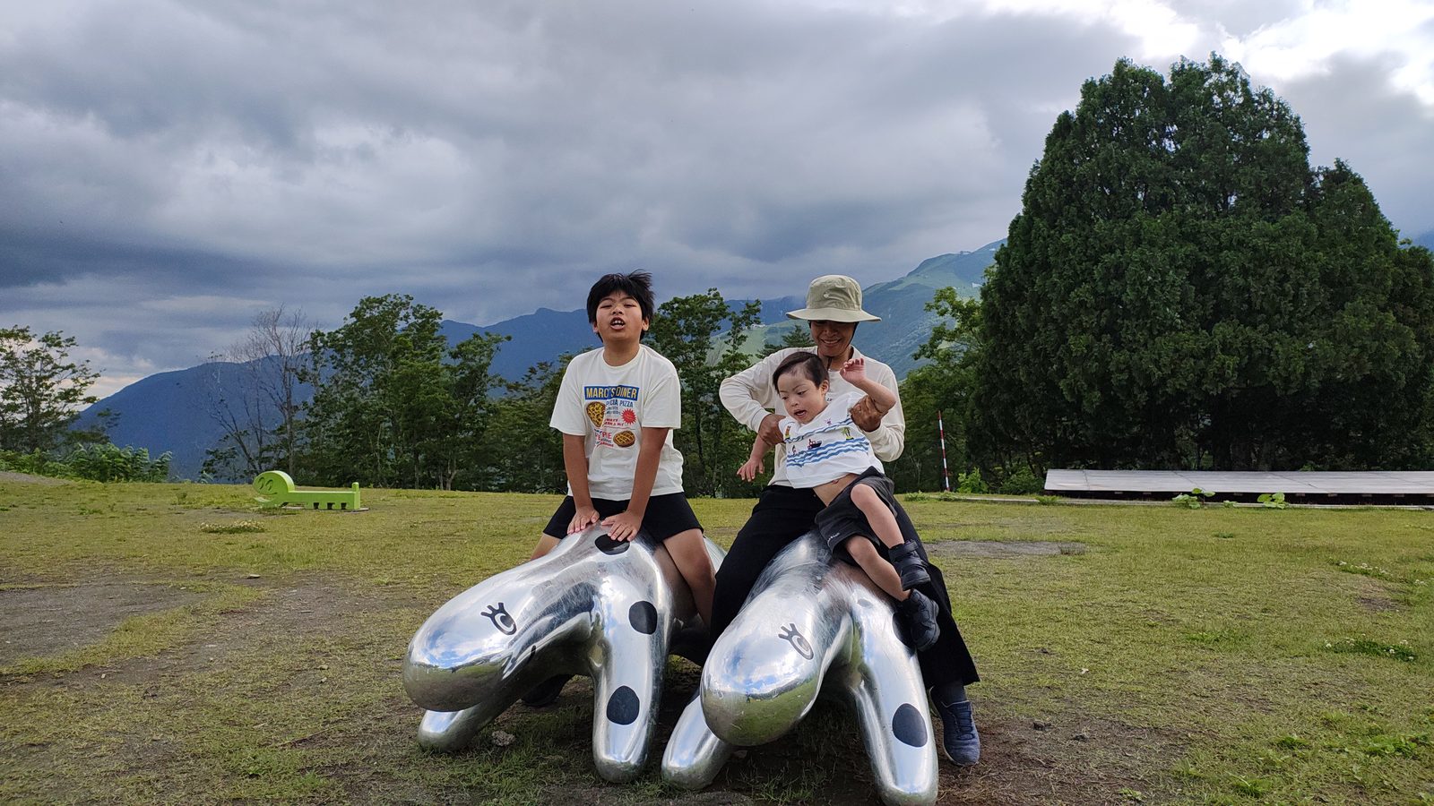 ลานหญ้ายอดเขา = สนามเด็กเล่นวิวแอลป์ของลูก ๆ