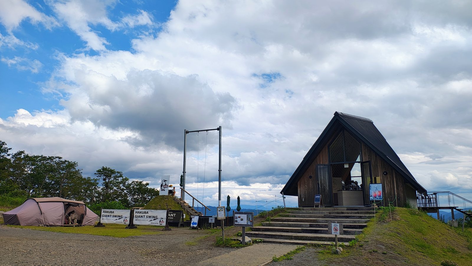 Hakuba Giant Swing กับคาเฟ่ CHAVATY ทรง A — สองไฮไลต์ของลานยอดเขาในเฟรมเดียว