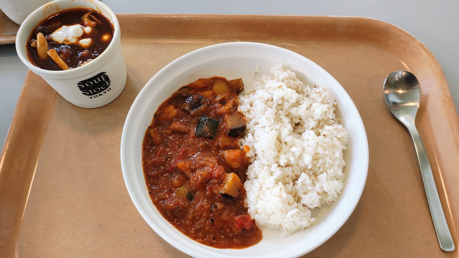 มื้อเที่ยงบนยอด: แกงกะหรี่ราตาตูย + Tokyo Borscht ของ Soup Stock Tokyo