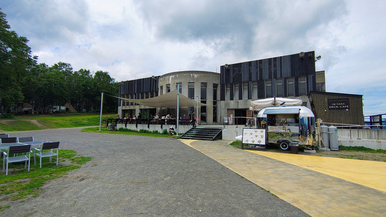 Skyark Deck Cafe กับวากอนเครปคันเงิน