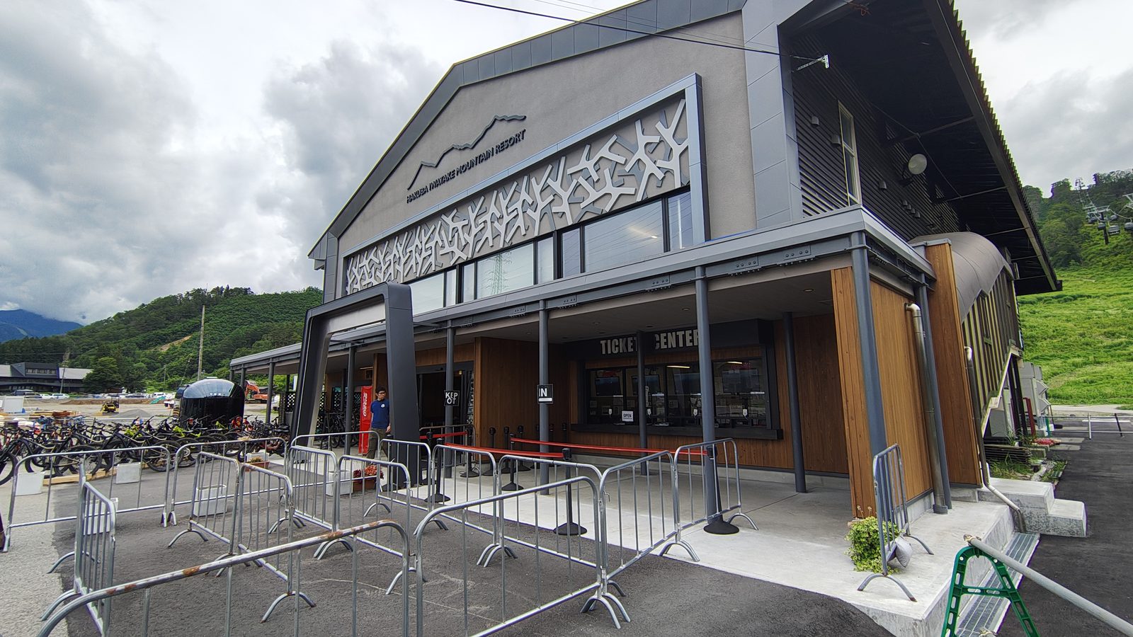 Ticket Center ตีนเขา — ซื้อตั๋วตรงนี้แล้วขึ้นกอนโดลาได้เลย (มี MTB ให้เช่าข้าง ๆ)