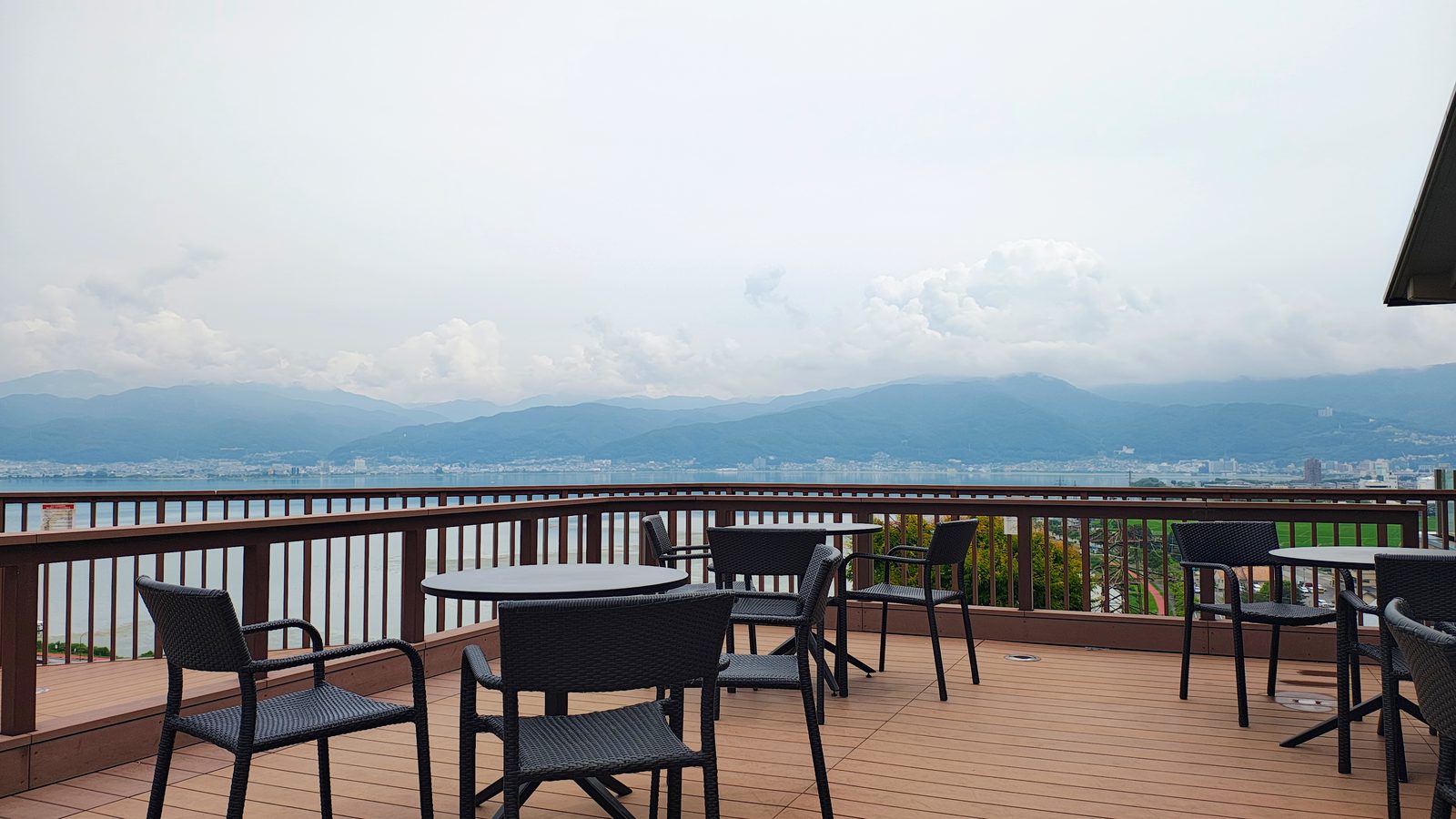 เทอเรซชมวิวทะเลสาบสุวะที่ Suwako SA — จุดพักรถทางด่วนญี่ปุ่นที่สวยเกินคำว่าที่พักรถ
