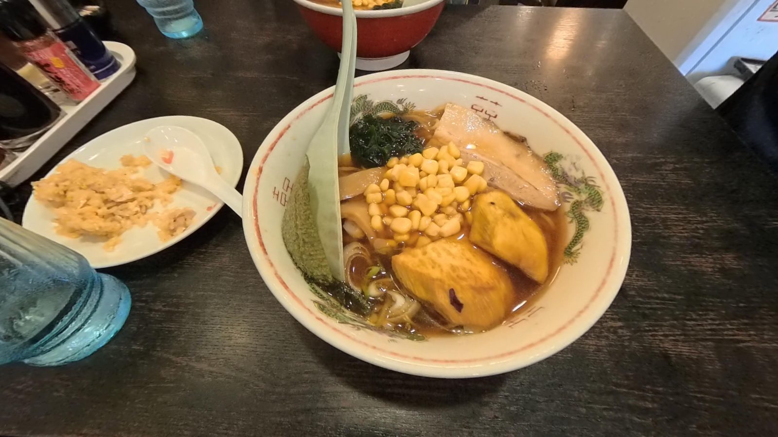 ราเมนคาวาโกเอะน้ำซุปซีอิ๊วใส มีมันหวานทอดวางอยู่ด้านบน