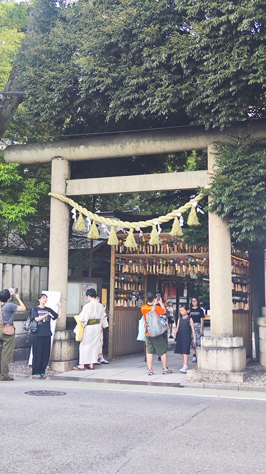 เสาโทริอิหินพร้อมเชือกชิเมนาวะที่ทางเข้าอีกด้านของศาลเจ้าคาวาโกเอะฮิกาวะ