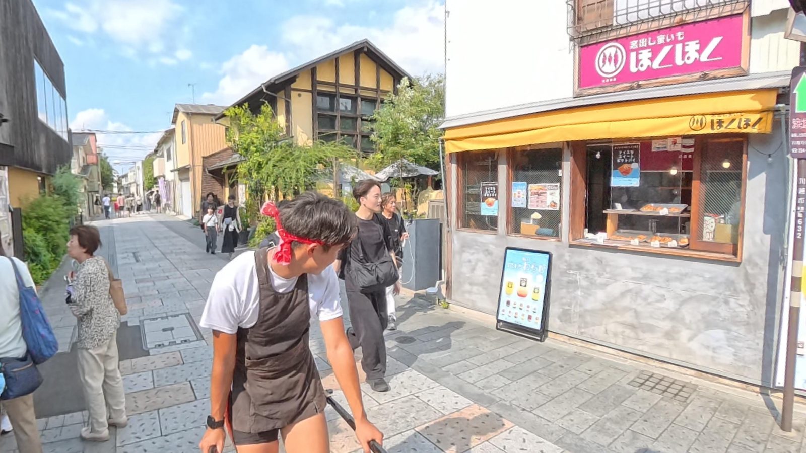 ทางเดินย่านตรอกขนมคาวาโกเอะ มีร้านขนมและนักท่องเที่ยวเดินอยู่