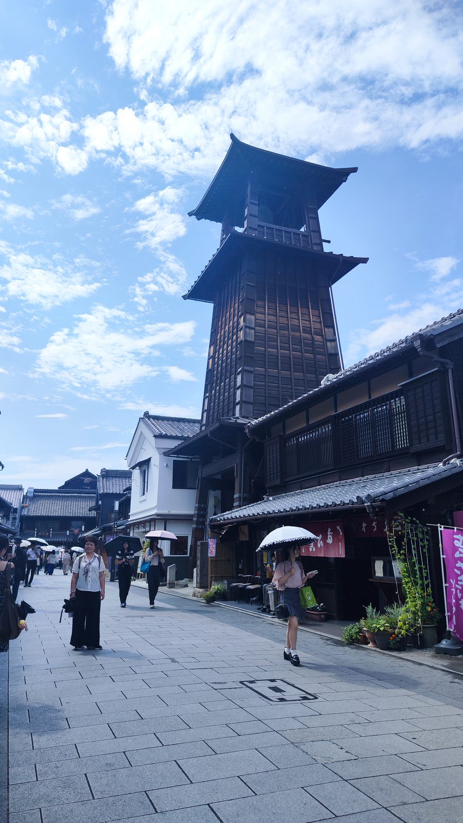 หอระฆังโทคิโนคาเนะคาวาโกเอะ หอไม้สามชั้นตั้งอยู่เหนือหลังคาบ้านเรือนในย่านเมืองเก่า