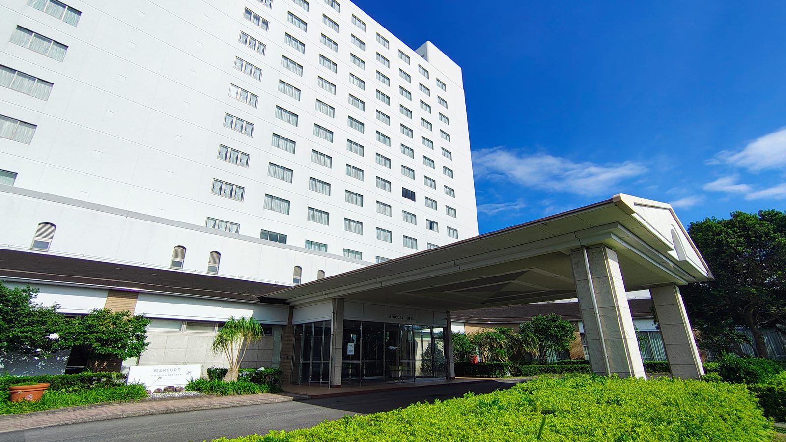 อาคารโรงแรม Mercure Wakayama Kushimoto ที่ตั้งอยู่บนเนินสูงเหนือมหาสมุทรแปซิฟิก
