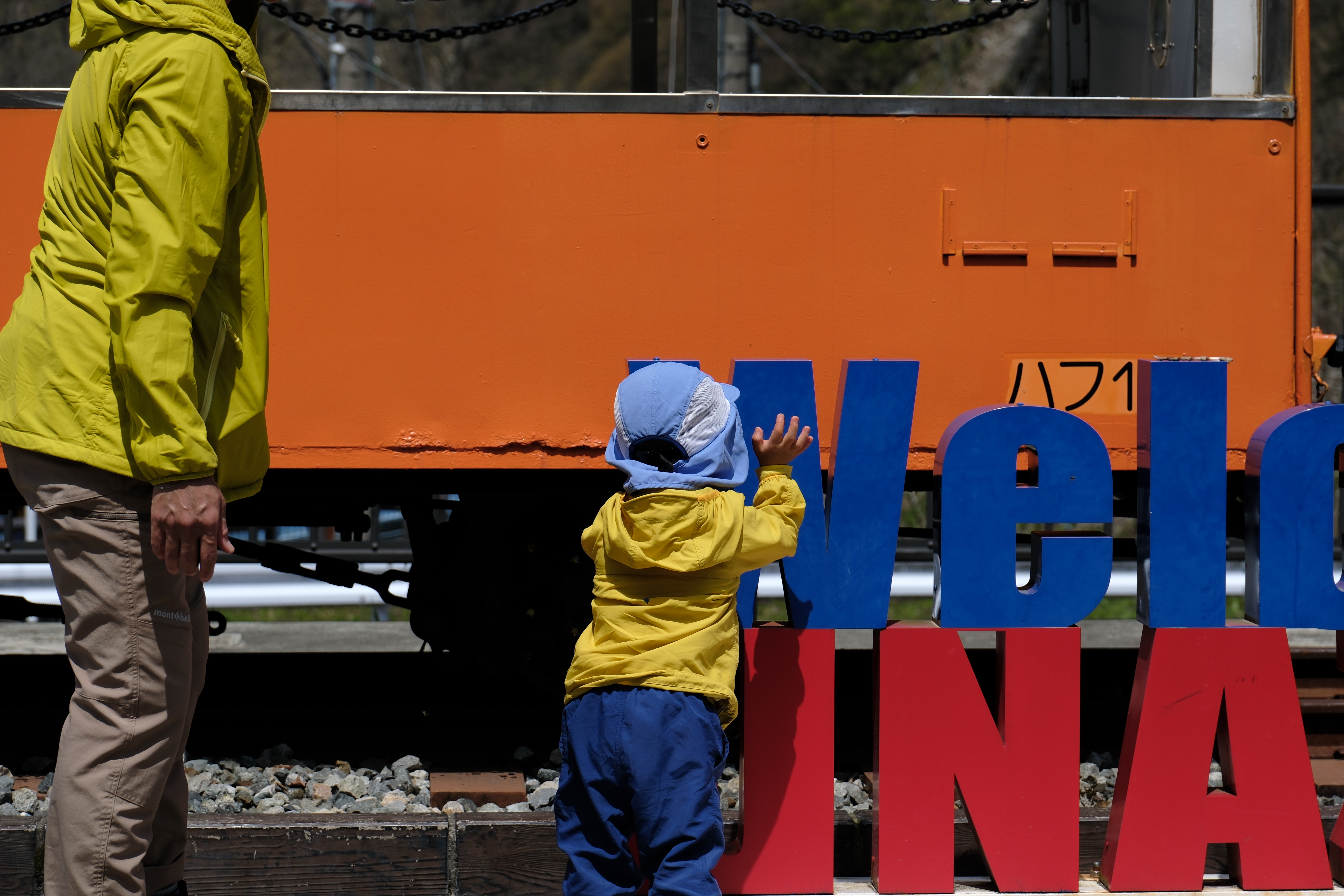 เด็กตื่นเต้นกับรถไฟโบราณ