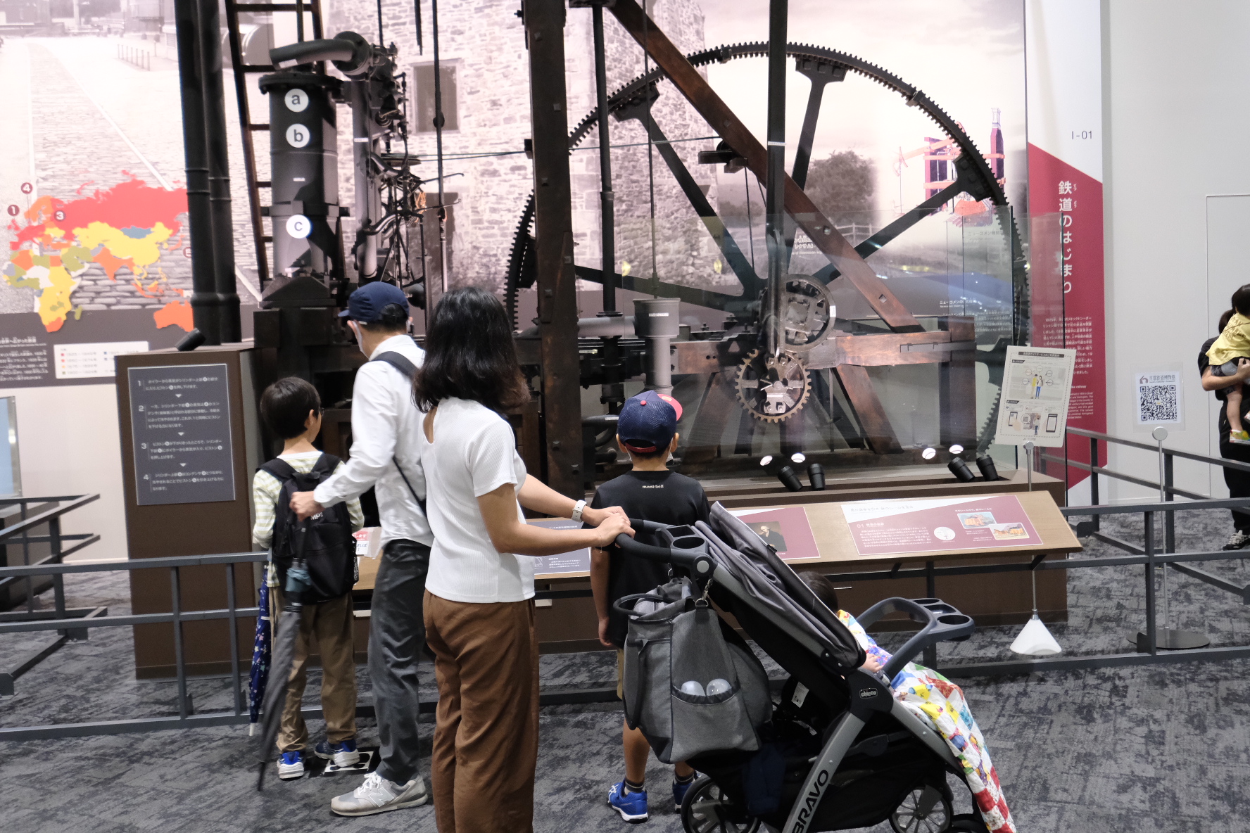 ครอบครัวสี่คนชมนิทรรศการประวัติศาสตร์รถไฟญี่ปุ่น