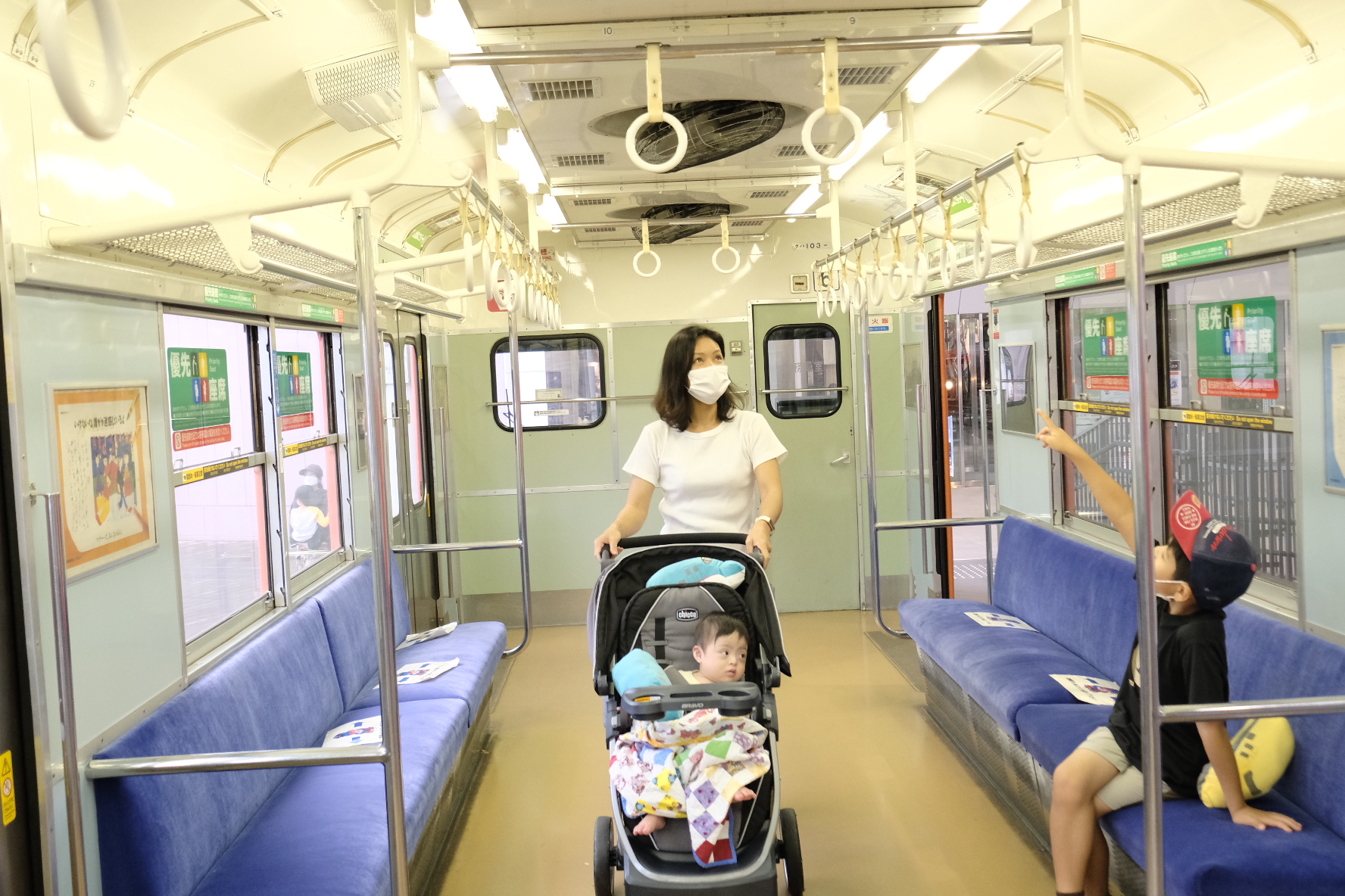 แม่และลูกเข้าไปนั่งในรถไฟจริงที่พิพิธภัณฑ์รถไฟเกียวโต