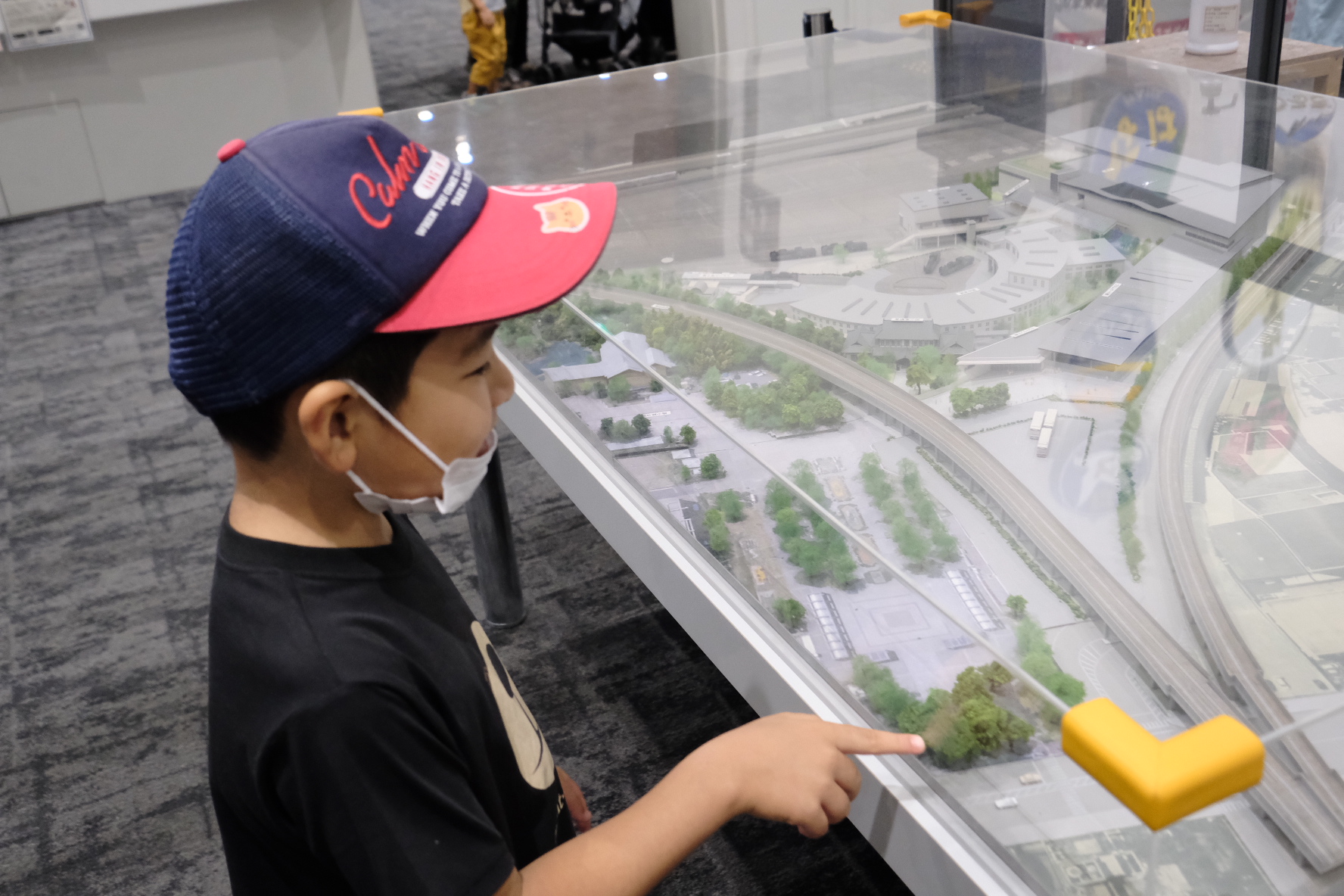 เด็กตื่นเต้นกับแบบจำลองรถไฟขนาดใหญ่