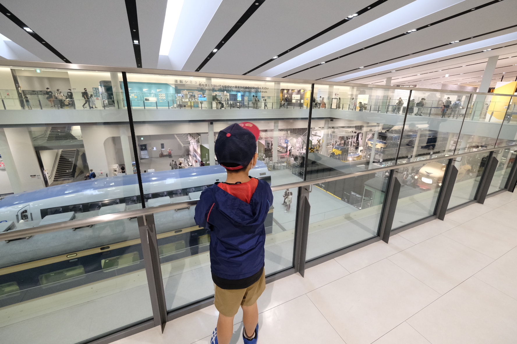 เด็กมองลงไปจากชั้น 2 ของพิพิธภัณฑ์รถไฟเกียวโต