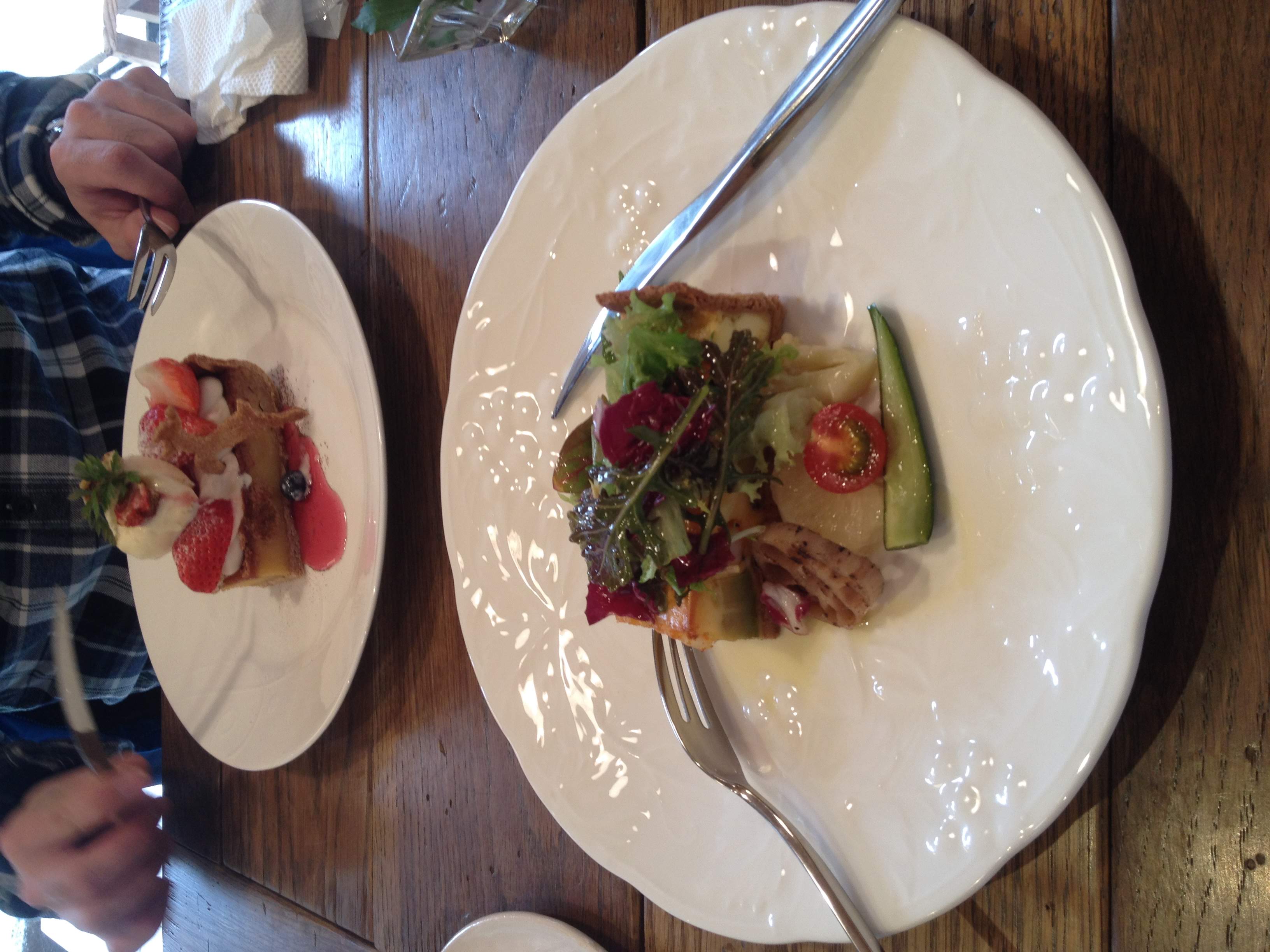 คิชแสนอร่อยพร้อมสลัดและซุปที่ร้านเลอคาเซ่