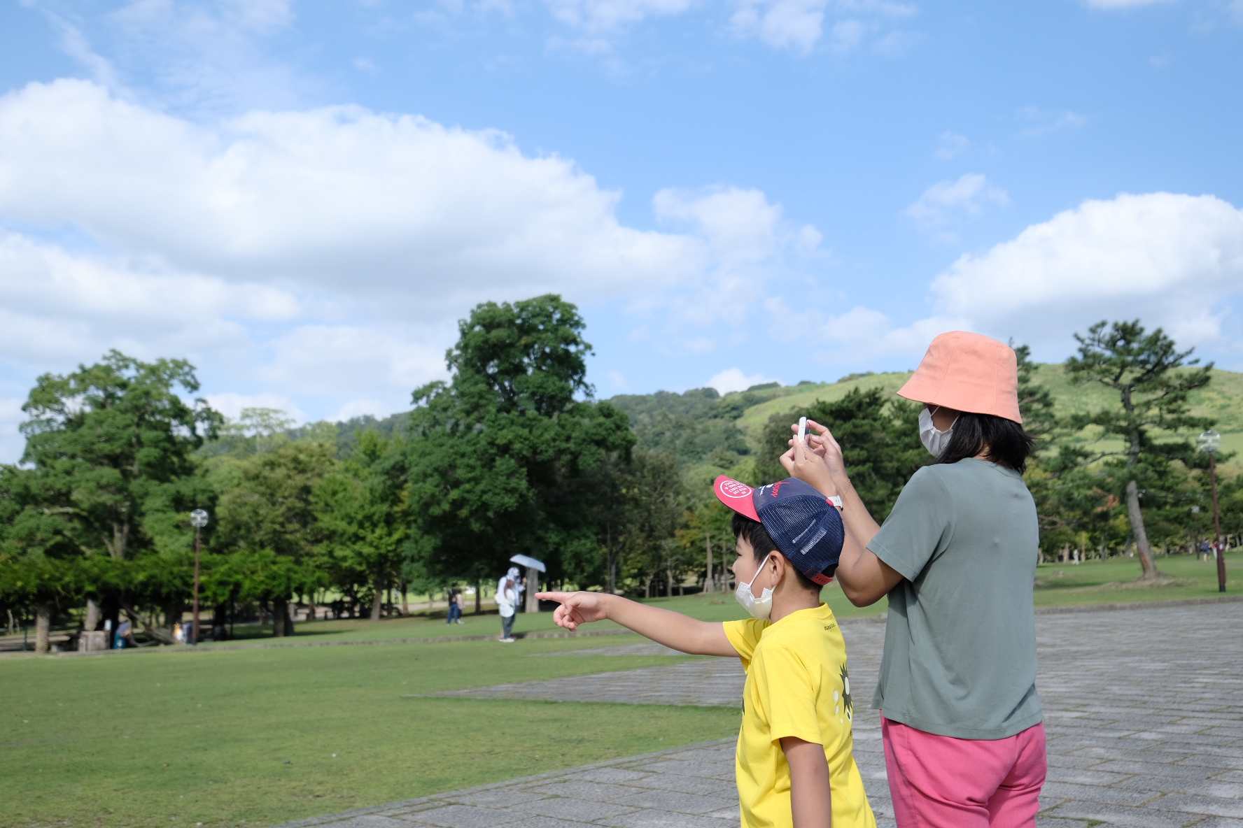 เด็กๆ ชี้กวางในสวนสาธารณะนารา