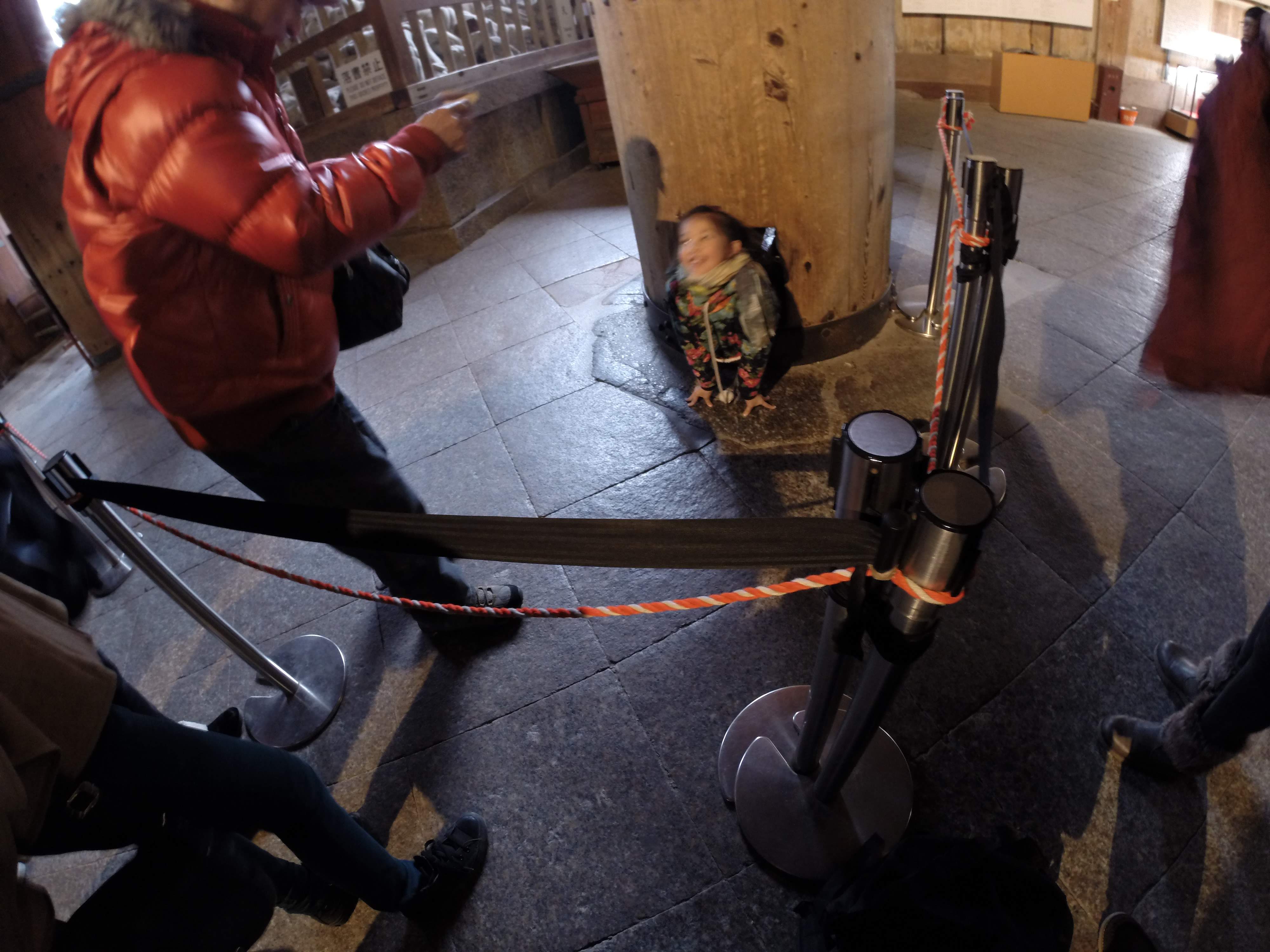 เด็กลอดรูที่เสาภายในวัดโทไดจิ