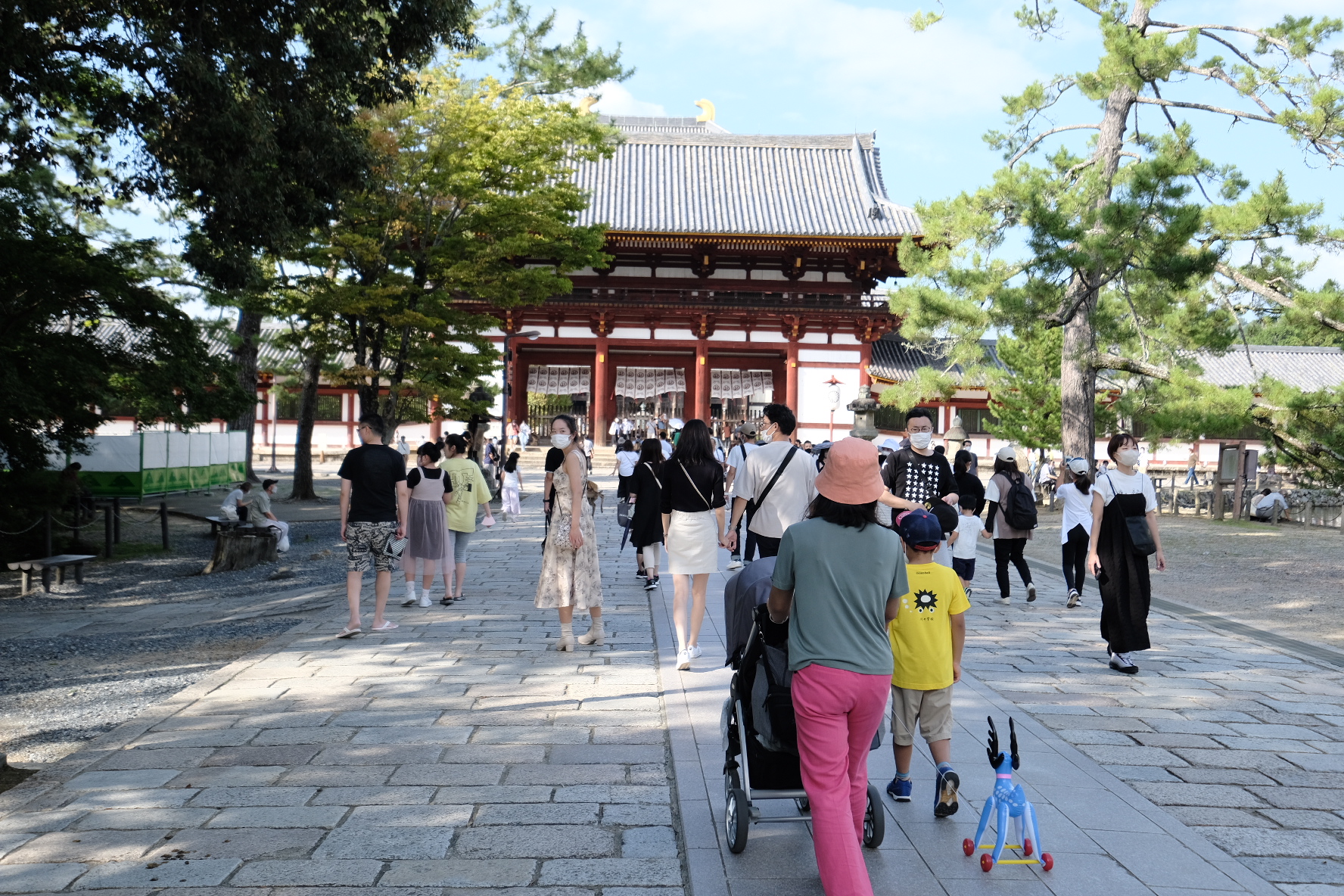 ครอบครัวเดินชมบริเวณวัดโทไดจิ