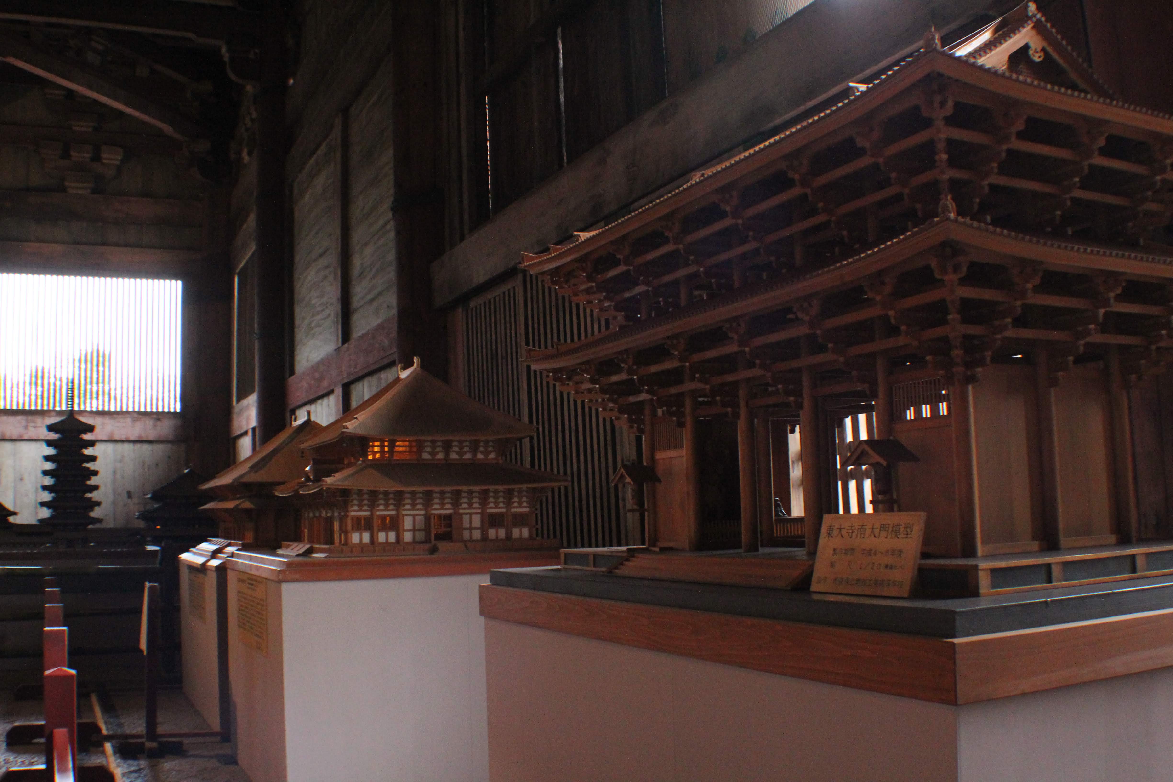 แบบจำลองประตูใต้นันไดมง