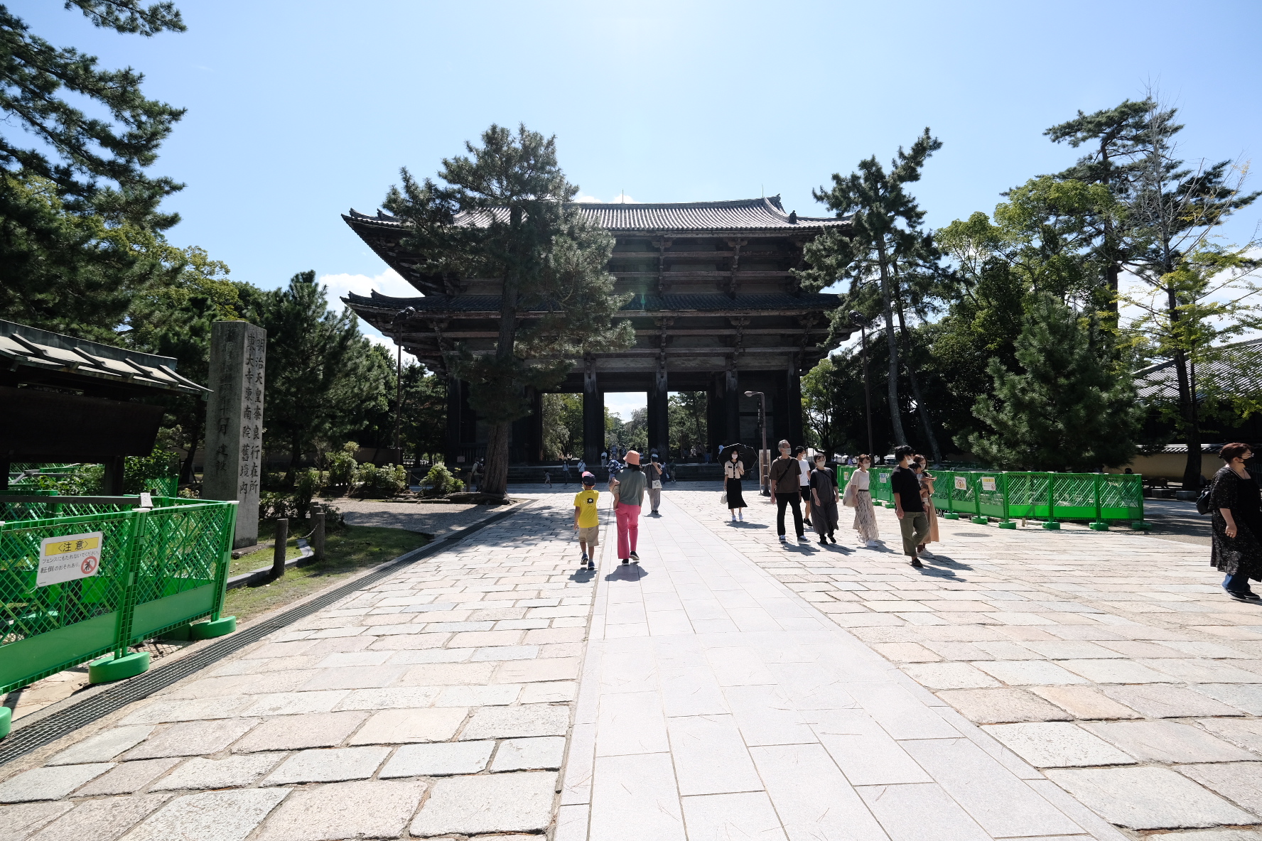 เส้นทางเข้าสู่วัดโทไดจิในหน้าร้อน