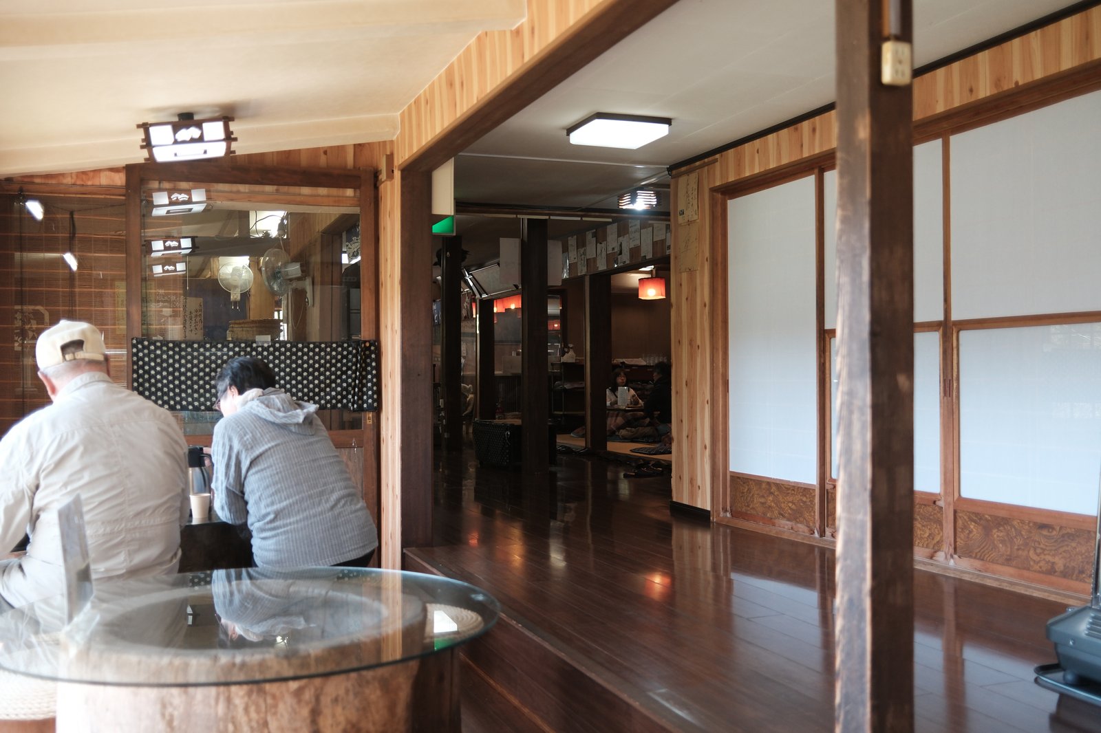ภายในหมู่บ้านโอยากิ บรรยากาศบ้านญี่ปุ่นโบราณ มีลูกค้านั่งกินอยู่
