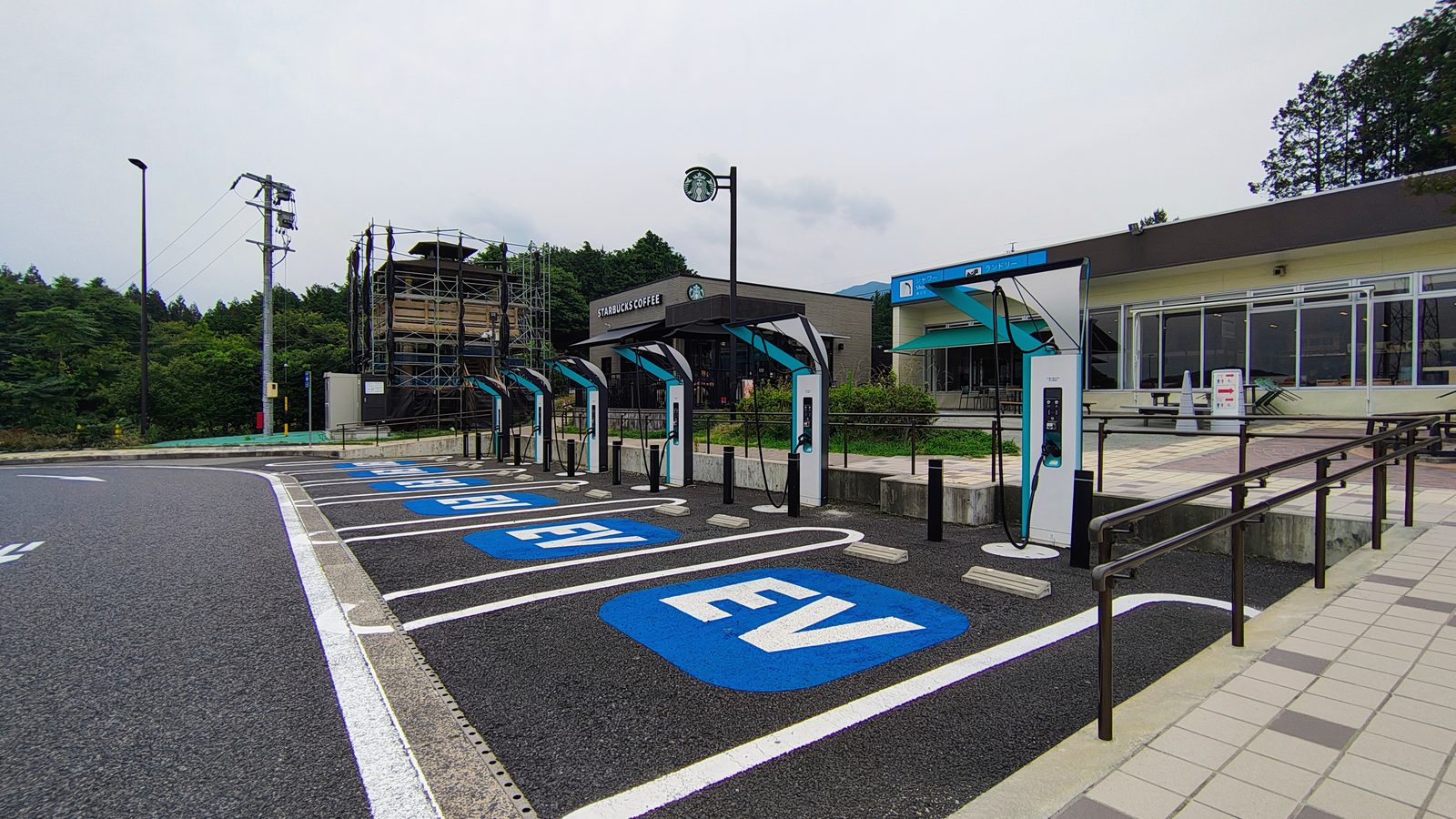 จุดชาร์จ EV แบบเร็ว 6 หัวที่ Enakyo SA รถไฟฟ้าก็เดินทางไกลได้สบาย