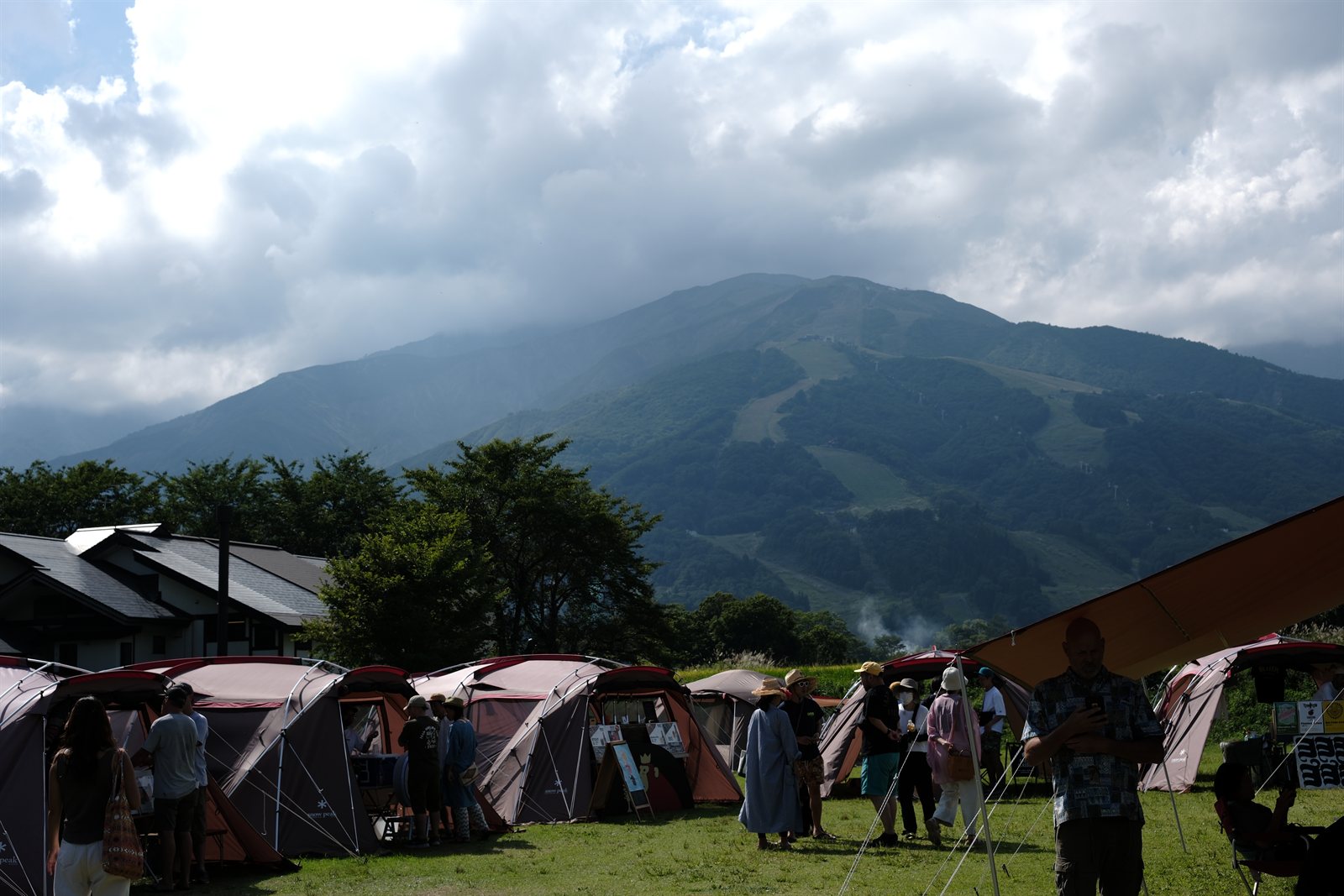 เต็นท์ Snow Peak ตั้งกลางลานวิวฮาคุบะซันซัง