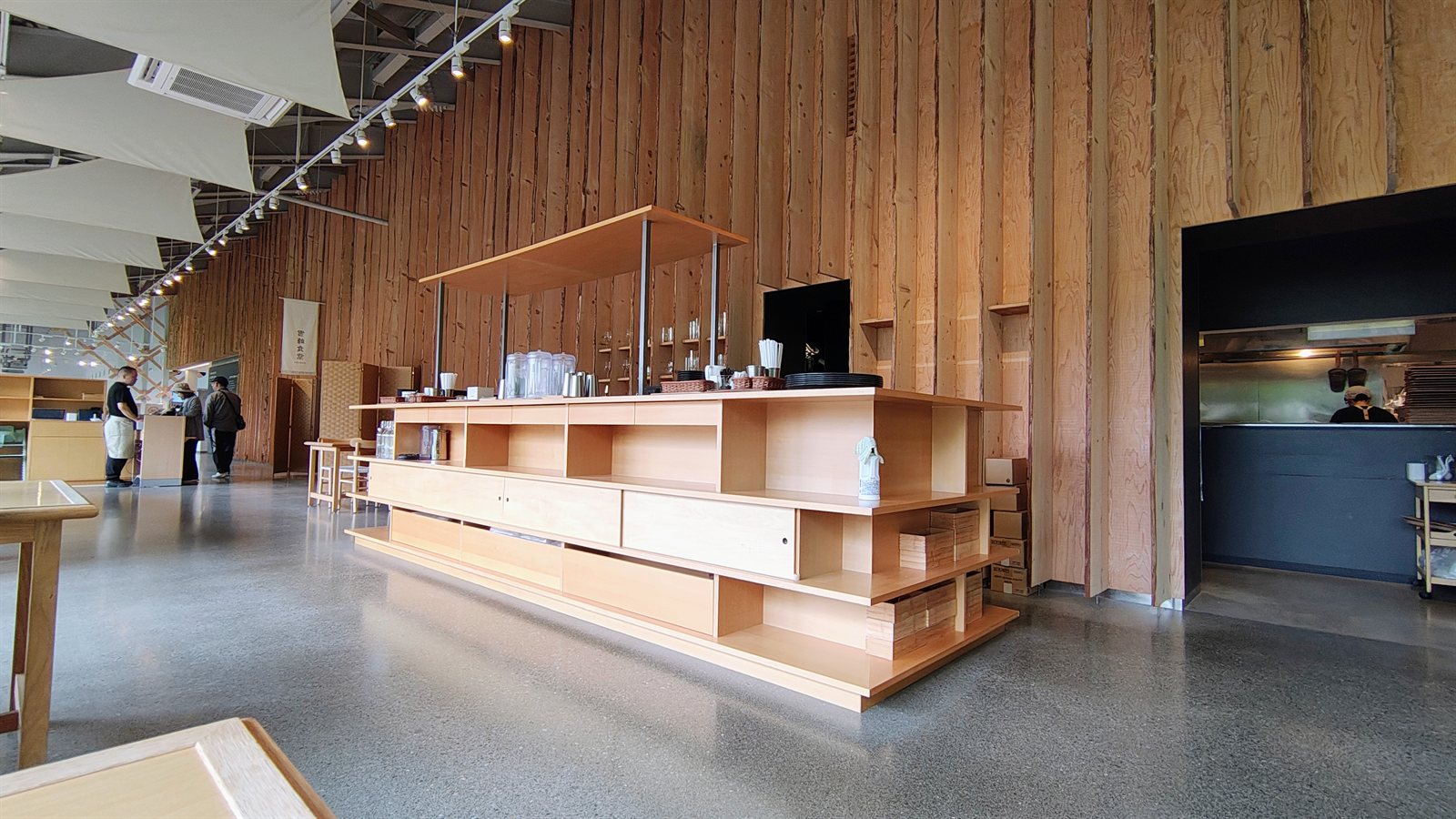 ภายในอาคาร Snow Peak LAND STATION HAKUBA ออกแบบไม้ทรงพิเศษ