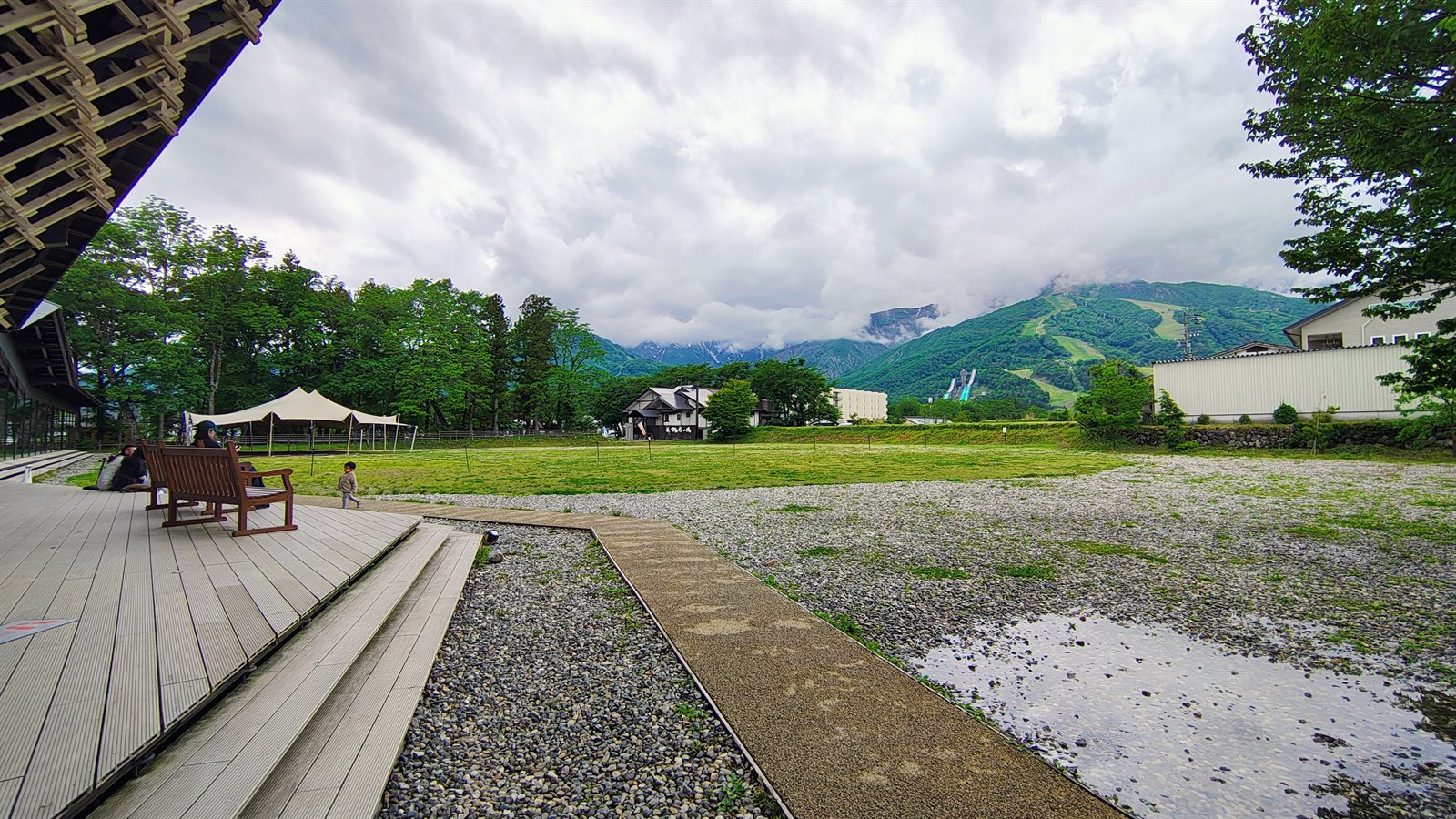 ลานด้านหน้า Snow Peak HAKUBA วิวเทือกเขาฮาคุบะซันซัง