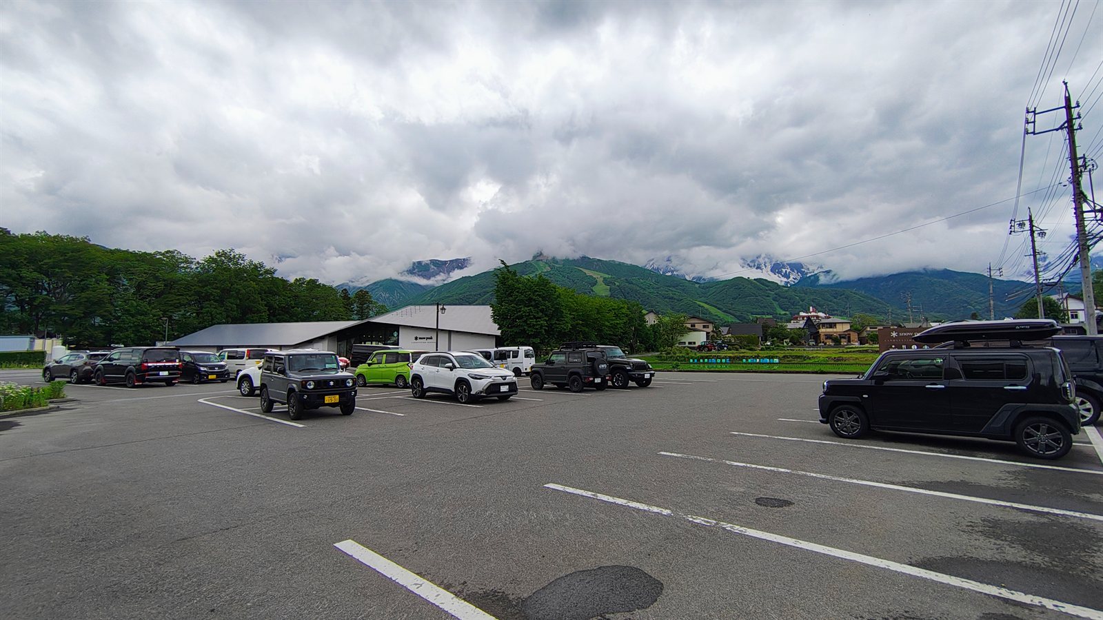 ที่จอดรถ Snow Peak LAND STATION HAKUBA และภูเขาฮาคุบะ