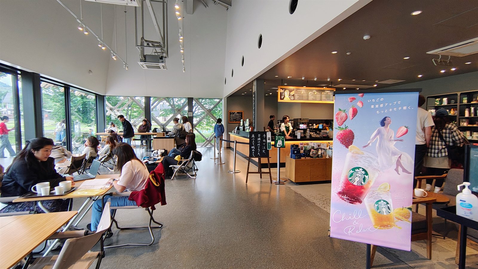Starbucks ในอาคาร Snow Peak LAND STATION HAKUBA