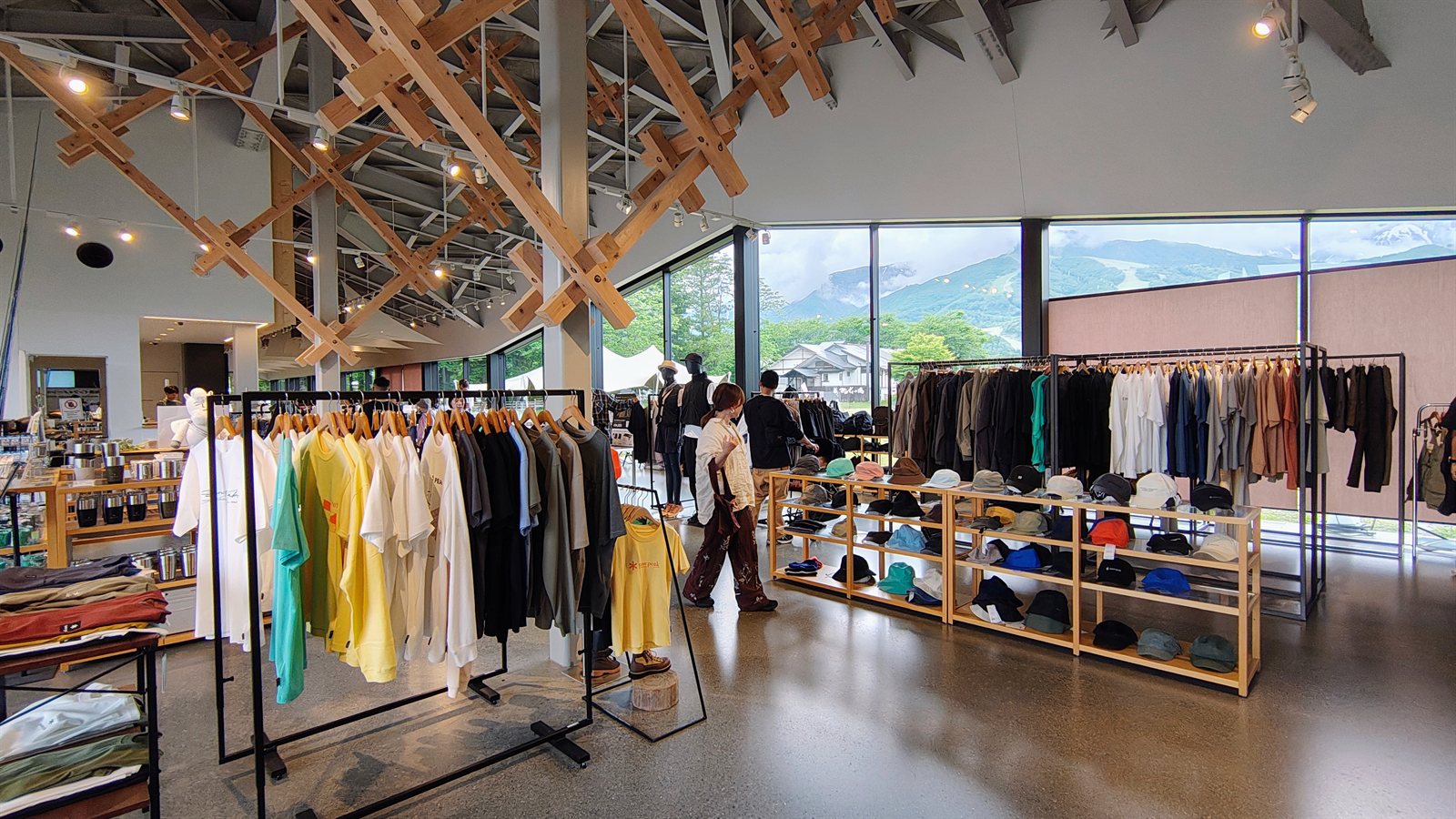 ภายในร้าน Snow Peak Store ฮาคุบะ