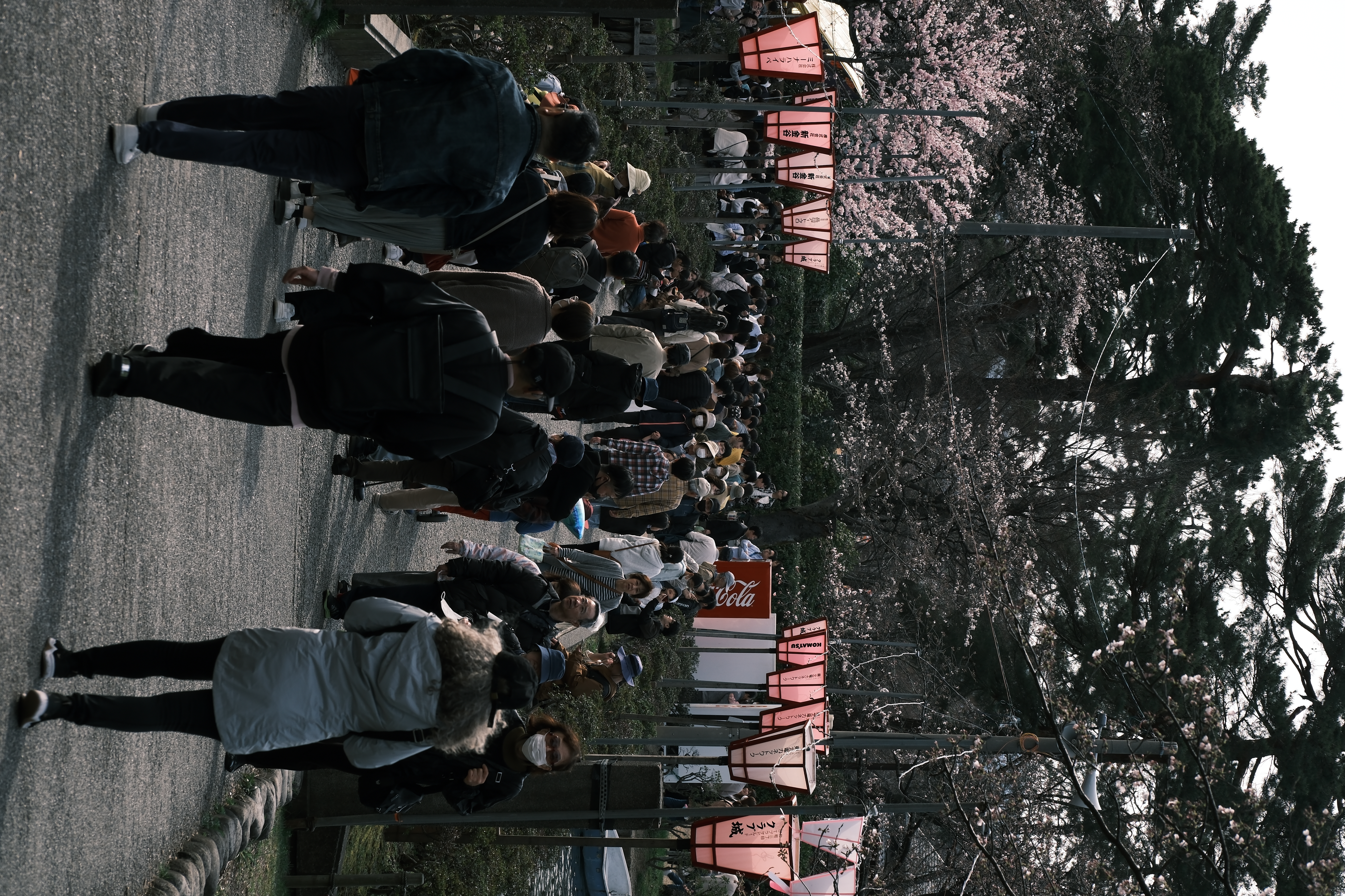 หอปราสาทสามชั้นส่องสว่างยามกลางคืน