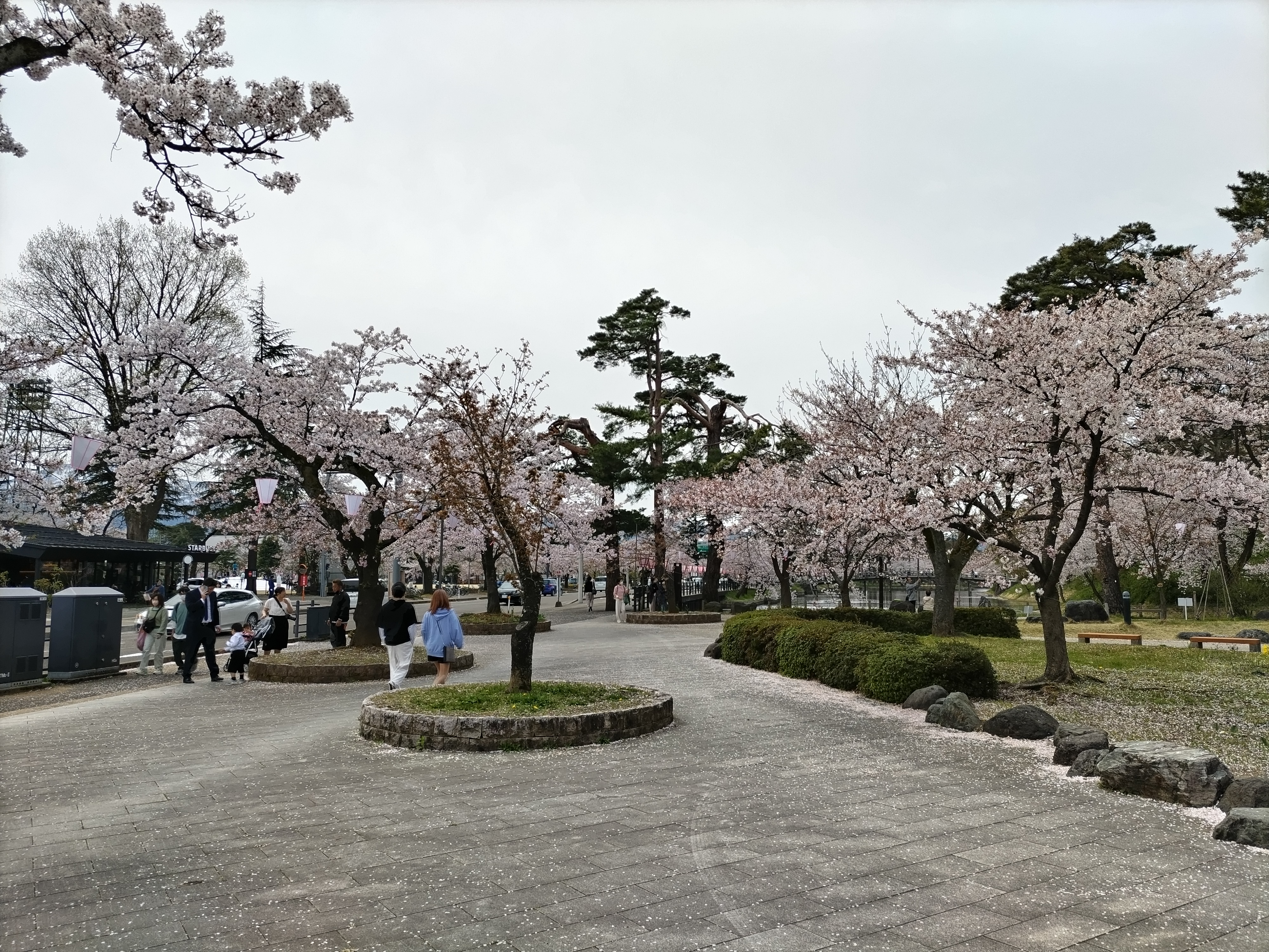 ทางเดินภายในสวนเต็มไปด้วยผู้คนและโคมไฟ