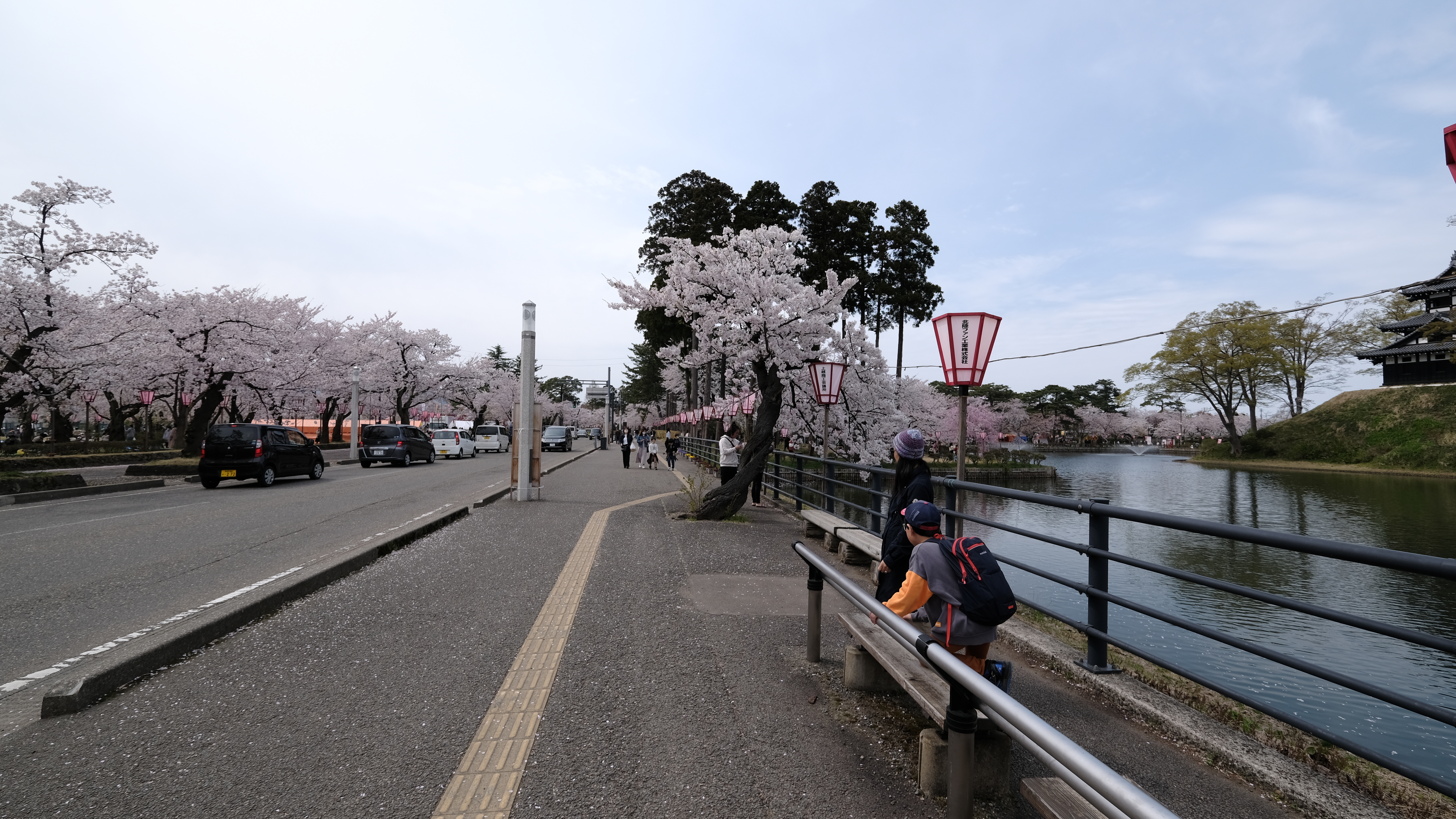 เดินริมคูน้ำมองขึ้นไปเห็นหอปราสาทสามชั้น