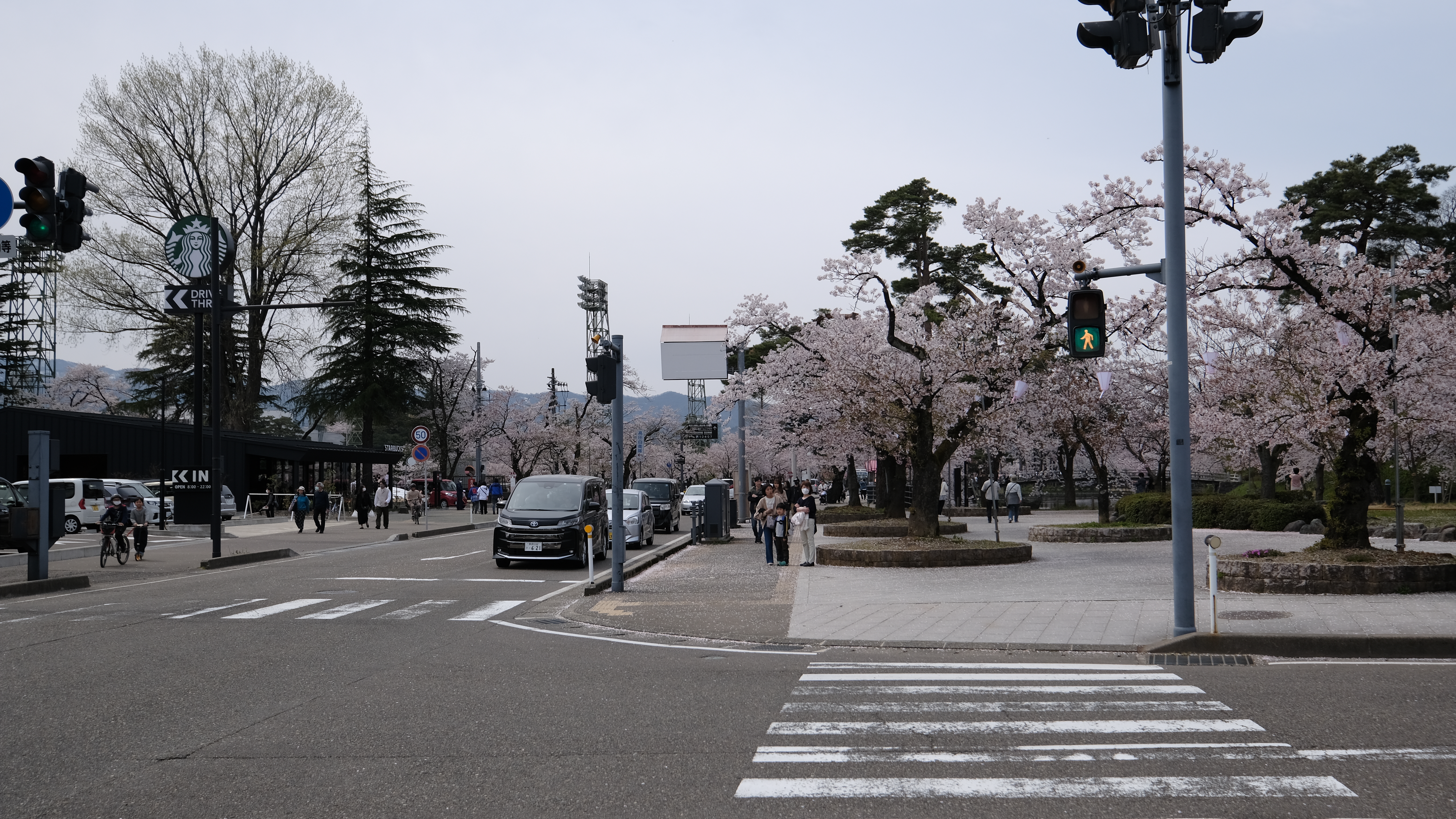 บริเวณทางเข้าสวนปราสาทโจเอ็ตสึ ทากาดะ