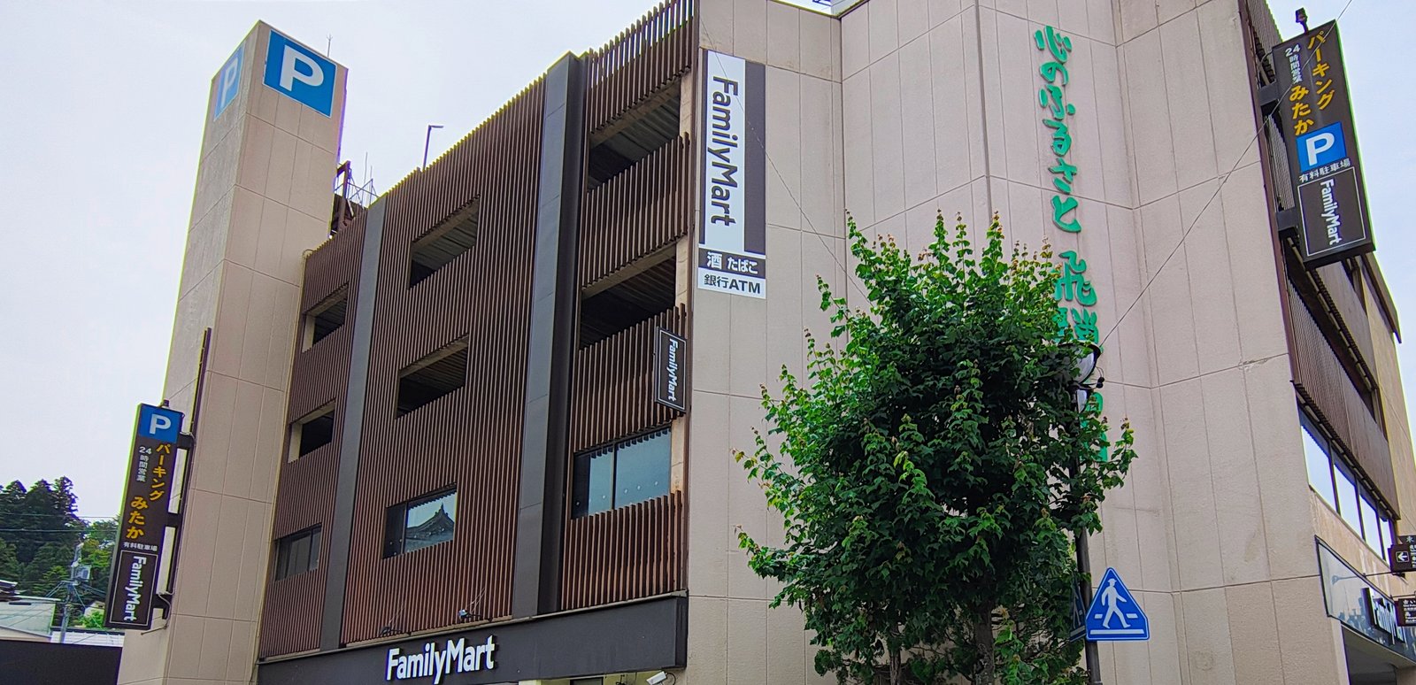 ป้ายร้านสะดวกซื้อในเมืองทาคายาม่าที่เปลี่ยนจากสีสดเป็นโทนน้ำตาลเข้มตามเทศบัญญัติ