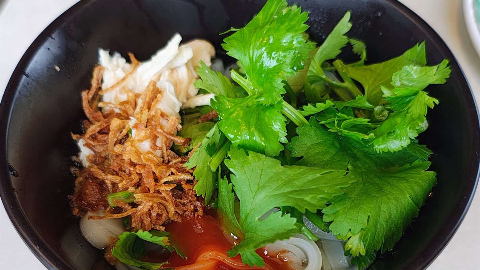 เมนูเส้นใส่ผักชีคล้ายก๋วยเตี๋ยวที่บุฟเฟ่ต์ Grand Mercure Yatsugatake