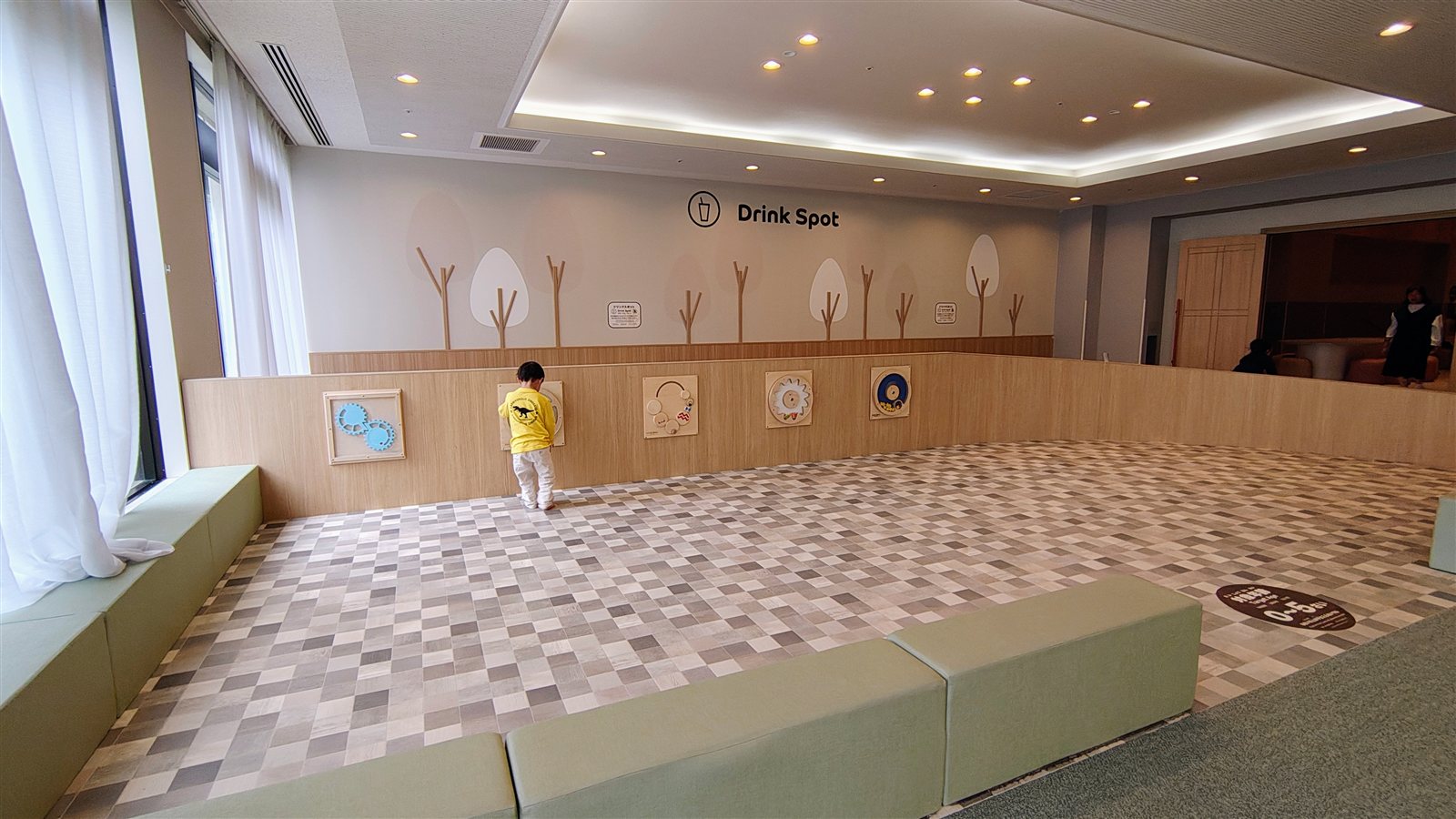 มุมพักดื่มน้ำ Drink Spot ในสนามเด็กเล่นชั้นใต้ดิน Grand Mercure Yatsugatake